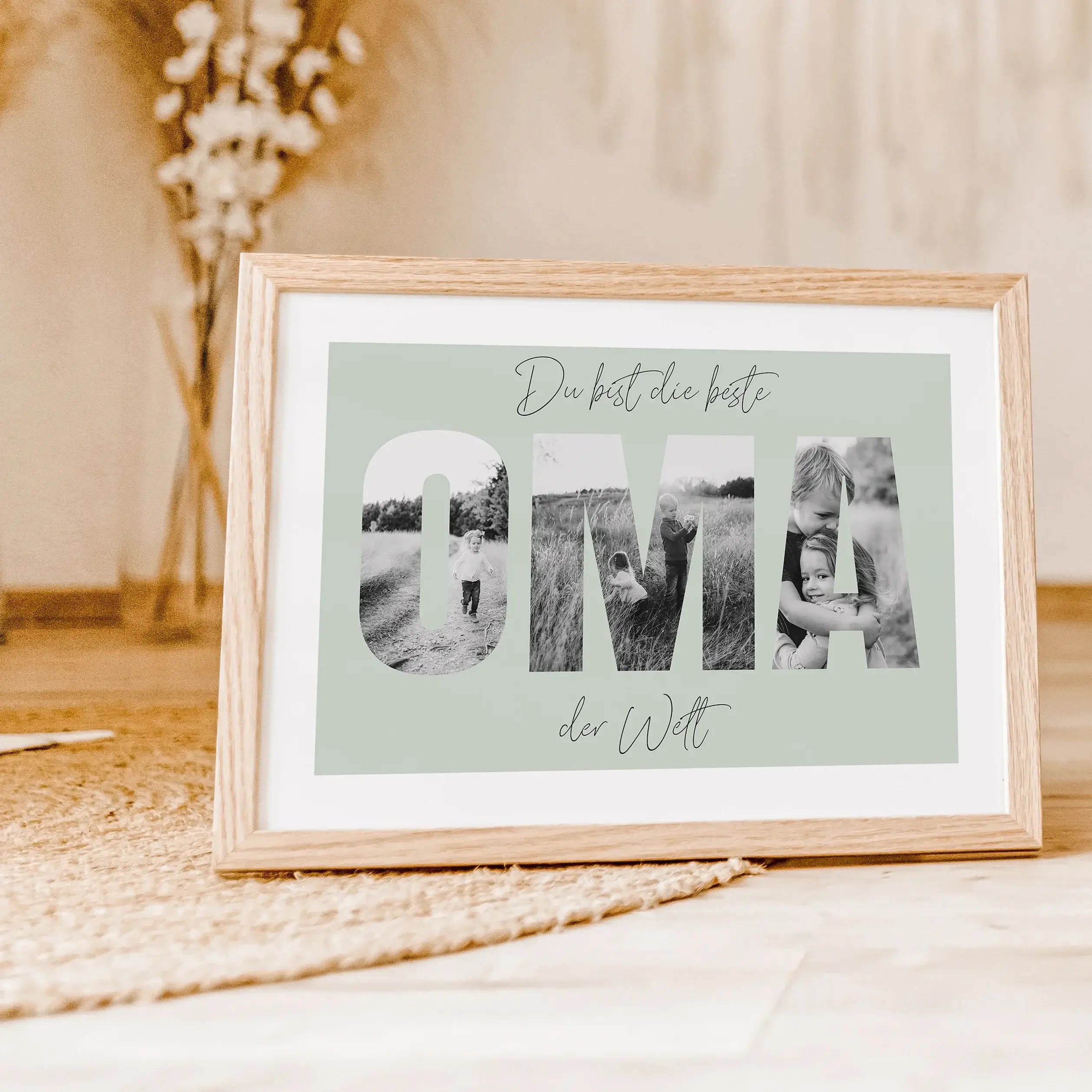 Beste Oma Poster-famprints-Personalisiertes Poster-Unser "Beste Oma Poster" ist das perfekte Geschenk für die liebste Oma der Welt. Das Poster ist mit dicken Buchstaben gestaltet, hinter denen Fotos platziert werden können, um eine einzigartige Fotocollag