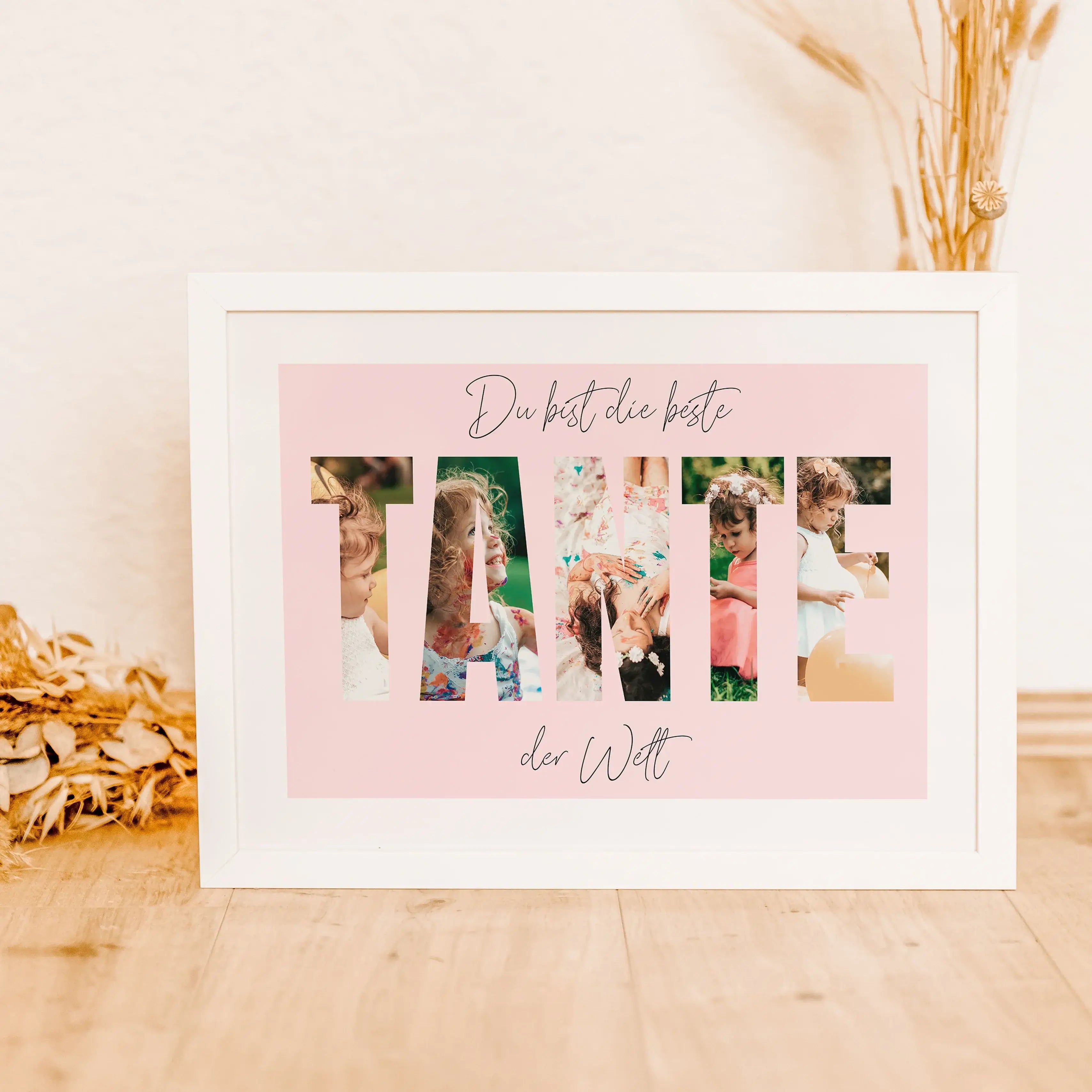 Beste Tante Poster-famprints-Personalisiertes Poster-Das "Beste Tante Poster" ist das ideale Geschenk für die beste Tante der Welt. Hinter die dicken Buchstaben können deine persönlichen Fotos platziert werden, um eine einzigartige Fotocollage zu gestalte