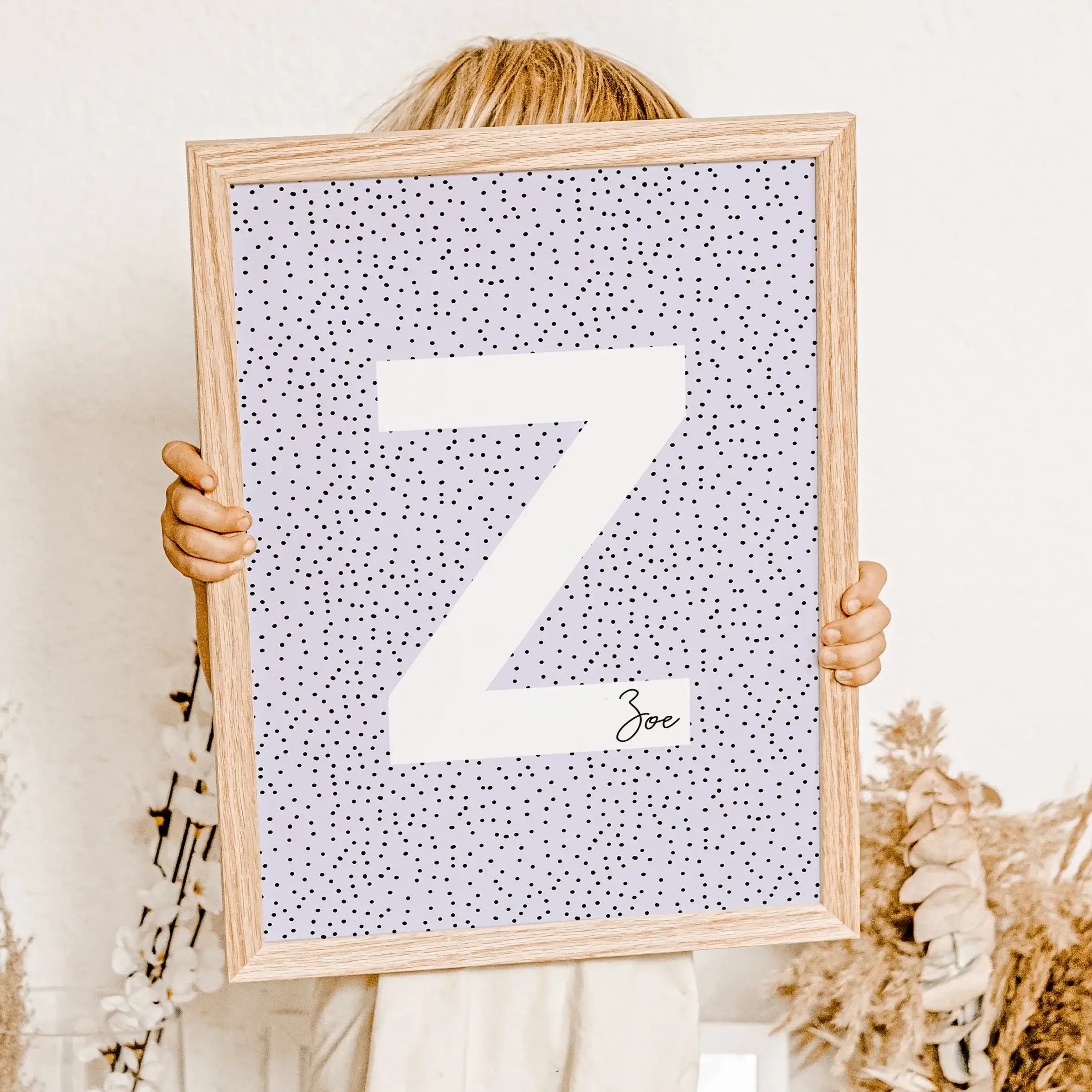 Buchstaben Poster Pointy-famprints-Personalisiertes Poster-Auf unserem Buchstaben Poster Pointy steht der auffällige weiße Buchstabe im Mittelpunkt. Das Namensposter ist in drei stilvollen Farben erhältlich - Pale Rose, Nautical Green und Gotta Brown - un