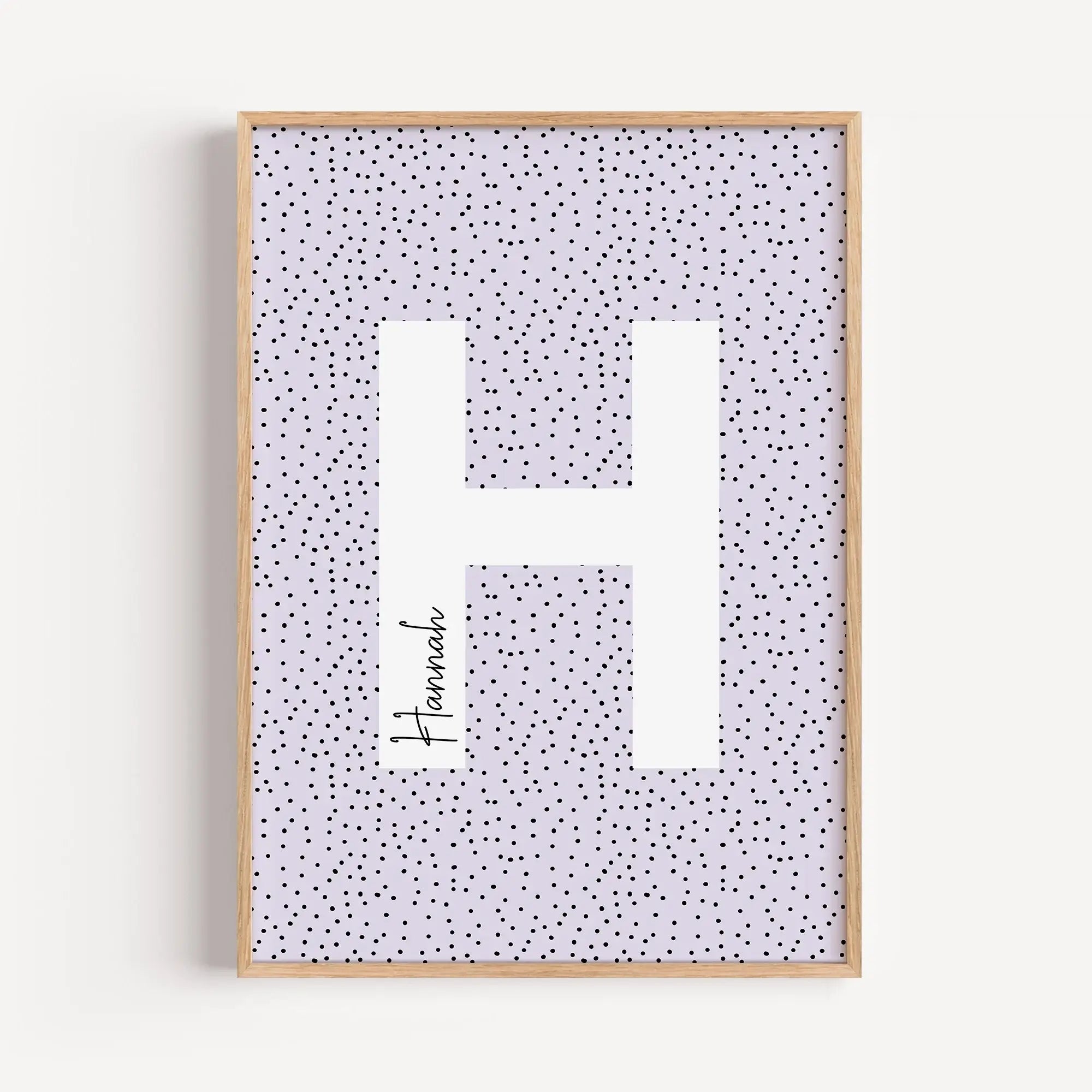 Buchstaben Poster Pointy-Personalisiertes Poster-famprints-Das Buchstaben Poster Pointy von famprints rückt einen einzelnen Buchstaben klar in den Fokus und kombiniert ihn mit einem personalisierten Namen. Der große, weiße Buchstabe hebt sich ruhig vom fe