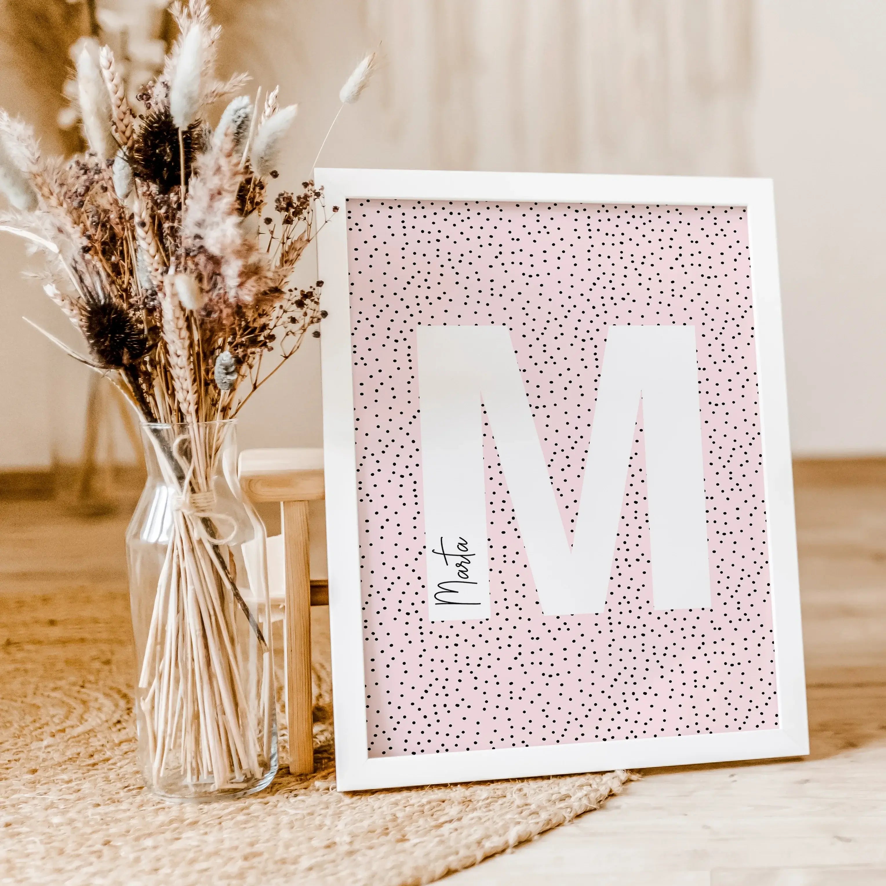 Buchstaben Poster Pointy-famprints-Personalisiertes Poster-Auf unserem Buchstaben Poster Pointy steht der auffällige weiße Buchstabe im Mittelpunkt. Das Namensposter ist in drei stilvollen Farben erhältlich - Pale Rose, Nautical Green und Gotta Brown - un