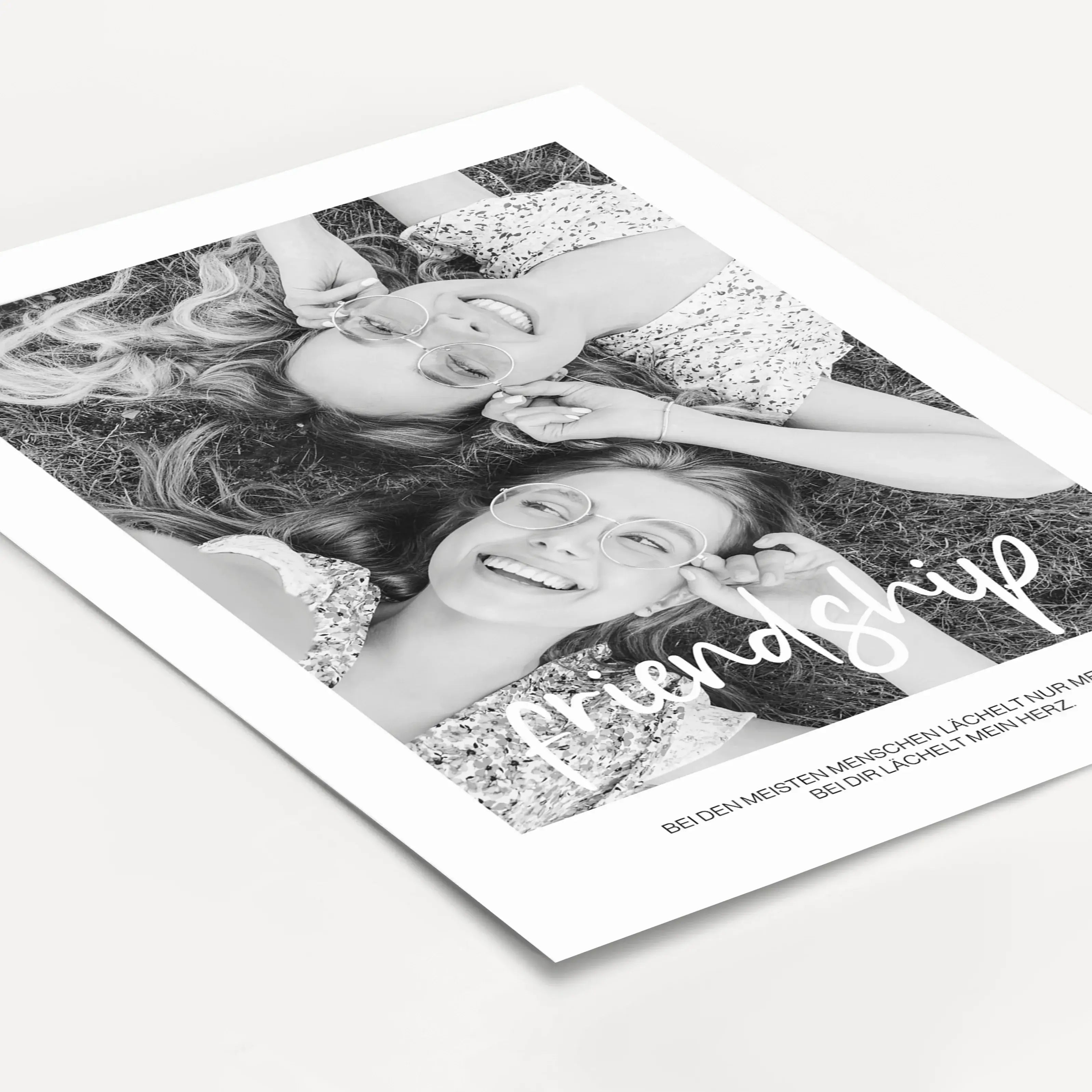 Freunde Poster mit Foto-Personalisiertes Poster-famprints-Das Freunde Poster mit Foto ist eine liebevolle Art, gemeinsame Erinnerungen sichtbar zu machen. Dein persönliches Foto steht im Mittelpunkt und wird von dem Schriftzug friendship ergänzt, der für