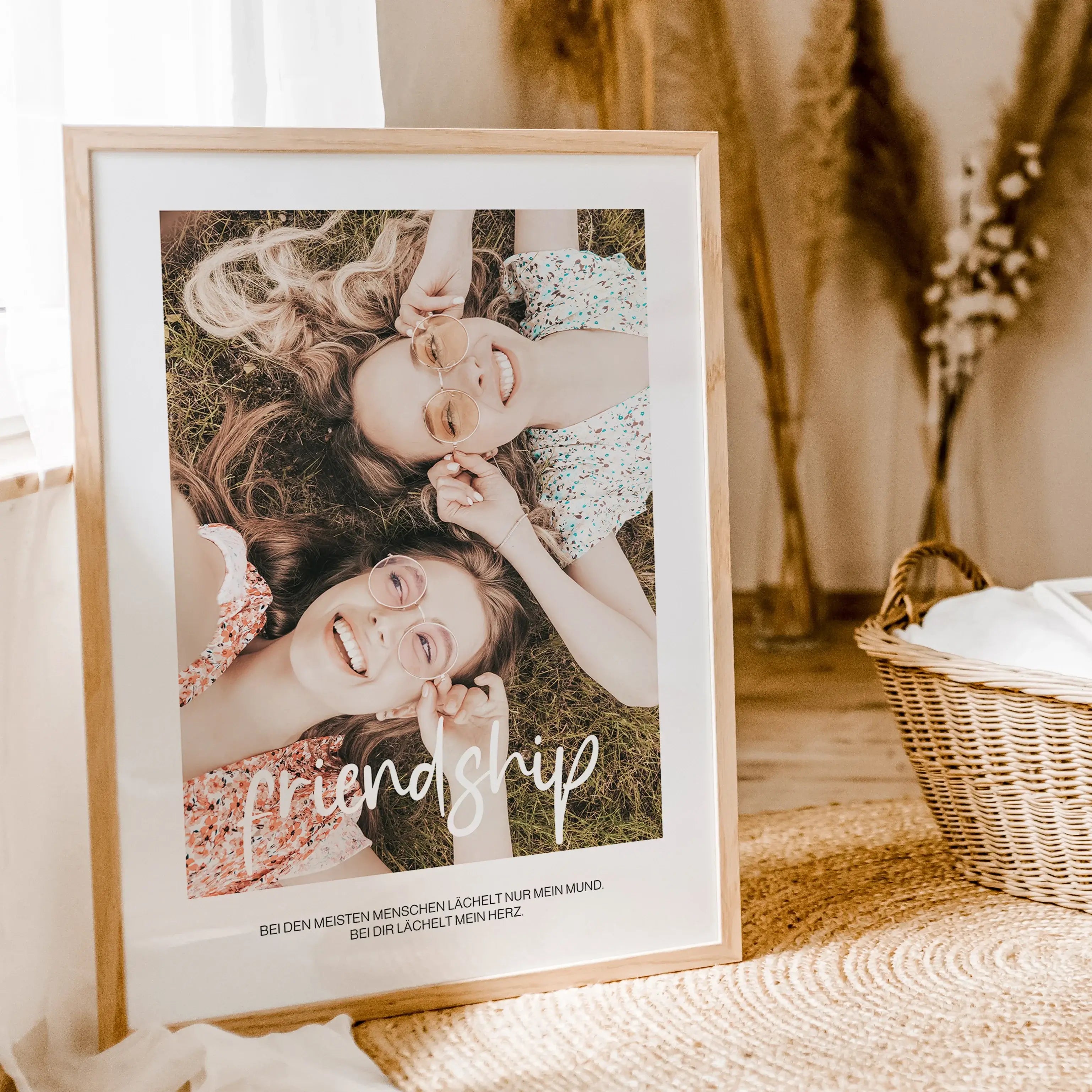 Freunde Poster mit Foto-famprints-Personalisiertes Poster-Auf dem Freunde Poster mit Foto findest du den Schriftzug 'friendship' und bedeutet Freundschaft. Das individuelle Poster kannst du mit deinem Foto hinterlegen. Sende uns hierzu dein persönliches F