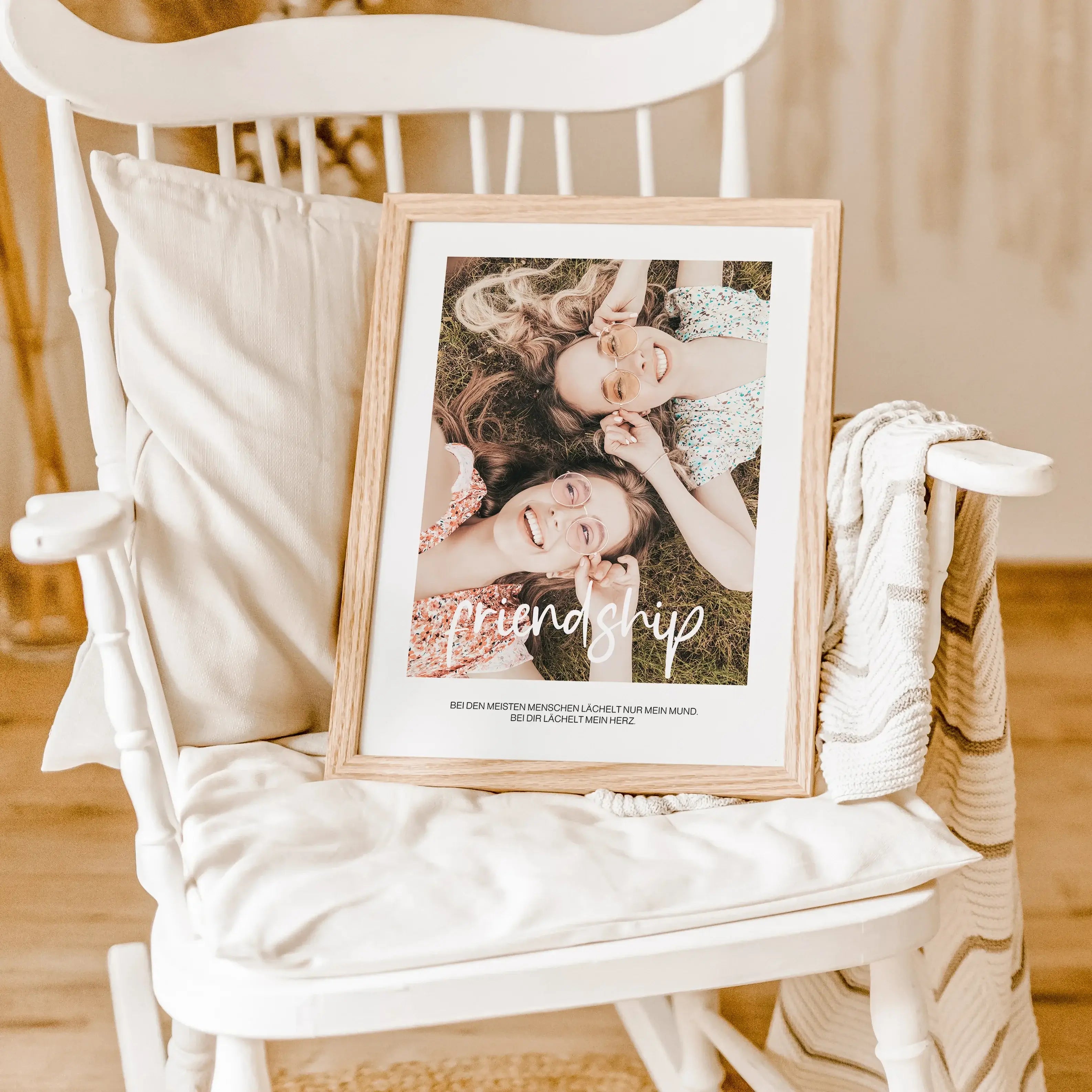 Freunde Poster mit Foto-famprints-Personalisiertes Poster-Auf dem Freunde Poster mit Foto findest du den Schriftzug 'friendship' und bedeutet Freundschaft. Das individuelle Poster kannst du mit deinem Foto hinterlegen. Sende uns hierzu dein persönliches F