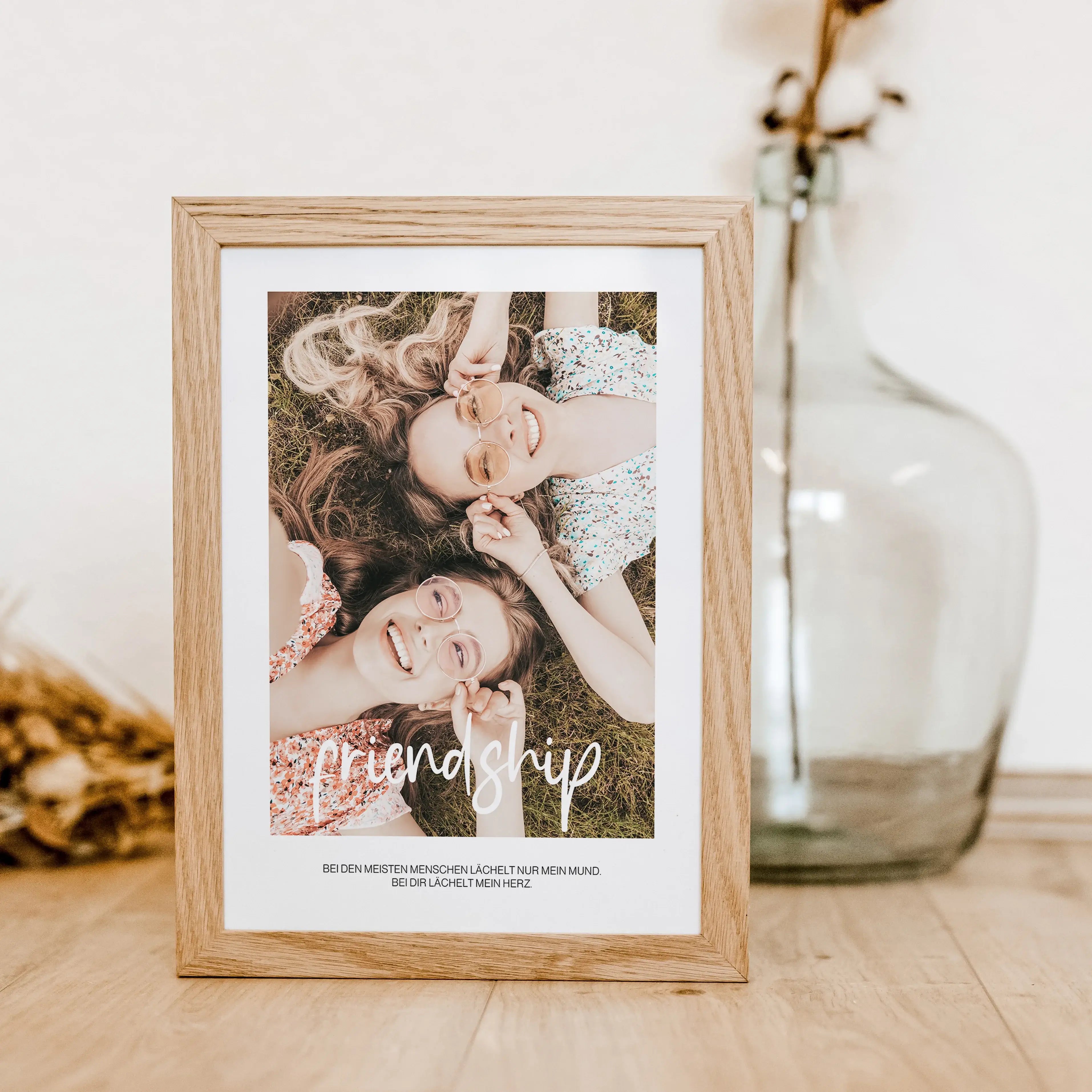 Freunde Poster mit Foto-famprints-Personalisiertes Poster-Auf dem Freunde Poster mit Foto findest du den Schriftzug 'friendship' und bedeutet Freundschaft. Das individuelle Poster kannst du mit deinem Foto hinterlegen. Sende uns hierzu dein persönliches F