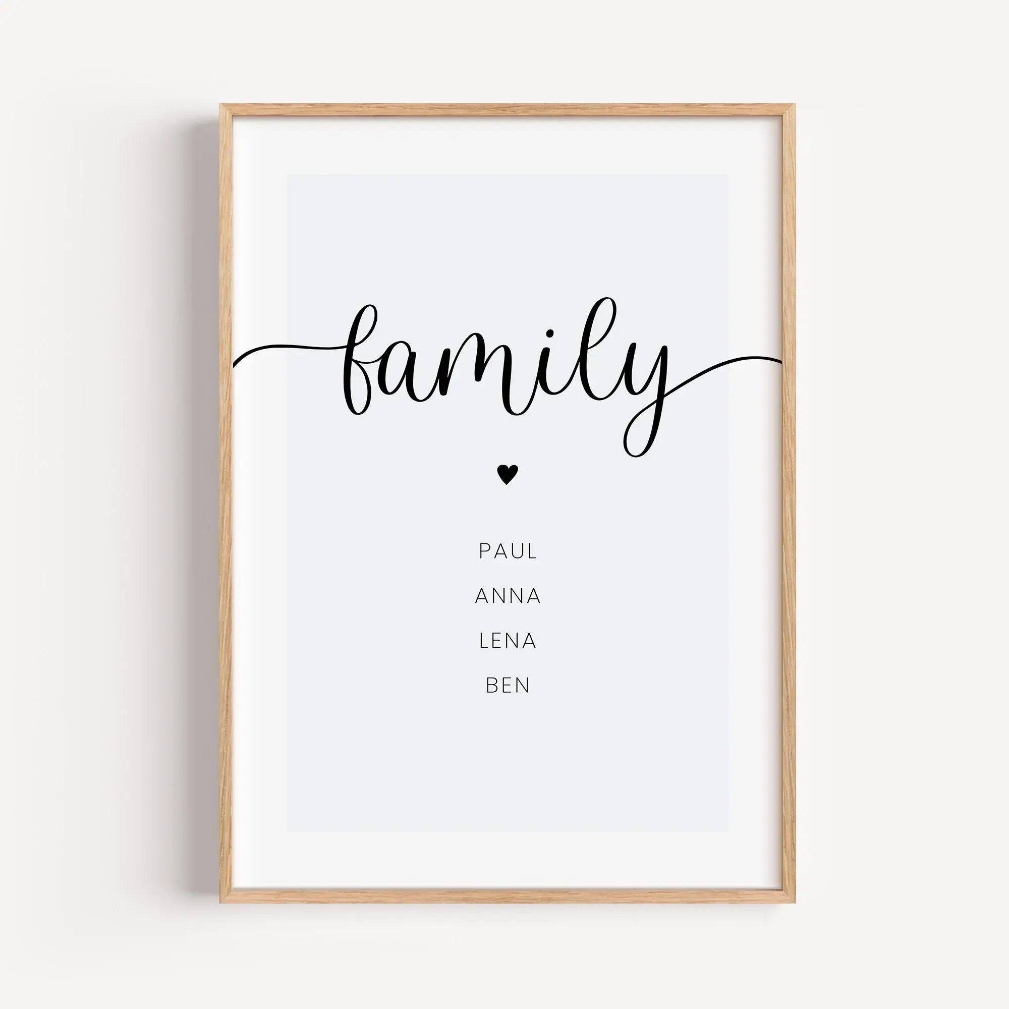 Familienposter Herz-Personalisiertes Poster-famprints-Das Familienposter Herz von famprints ist eine stilvolle Art, eure Familie sichtbar zu machen. Das moderne Hochformat verbindet eine ruhige Typografie mit einem feinen Herzsymbol und schafft so ein per