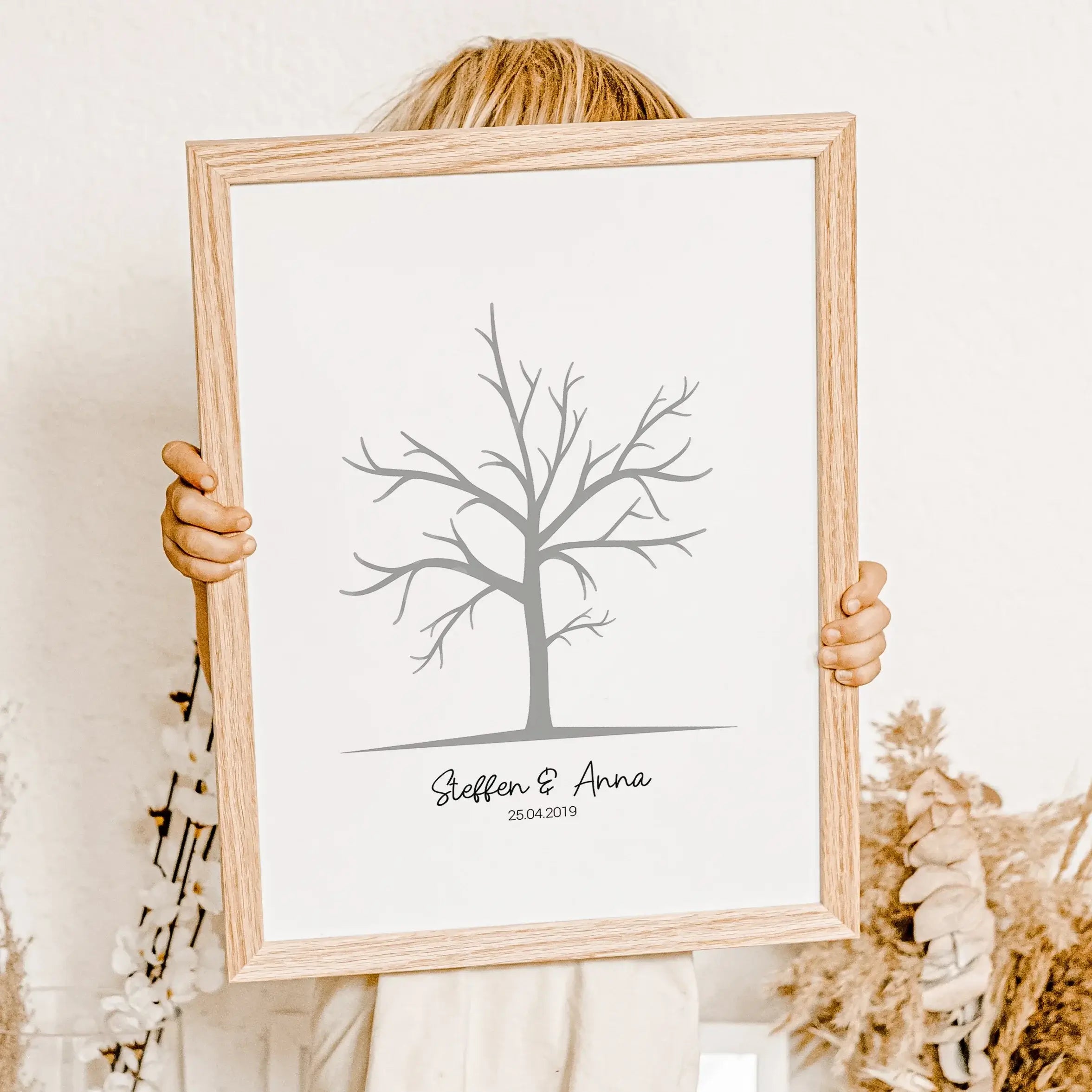Fingerabdruck Bild 'Baum'-famprints-Personalisiertes Poster-Auf dem Fingerabdruck Bild 'Baum' findest du einen grauen Baum, der darauf wartet, mit Fingerabdrücken dekoriert zu werden. Unter dem Gästebaum kannst du das personalisierte Gästebuch mit deinem