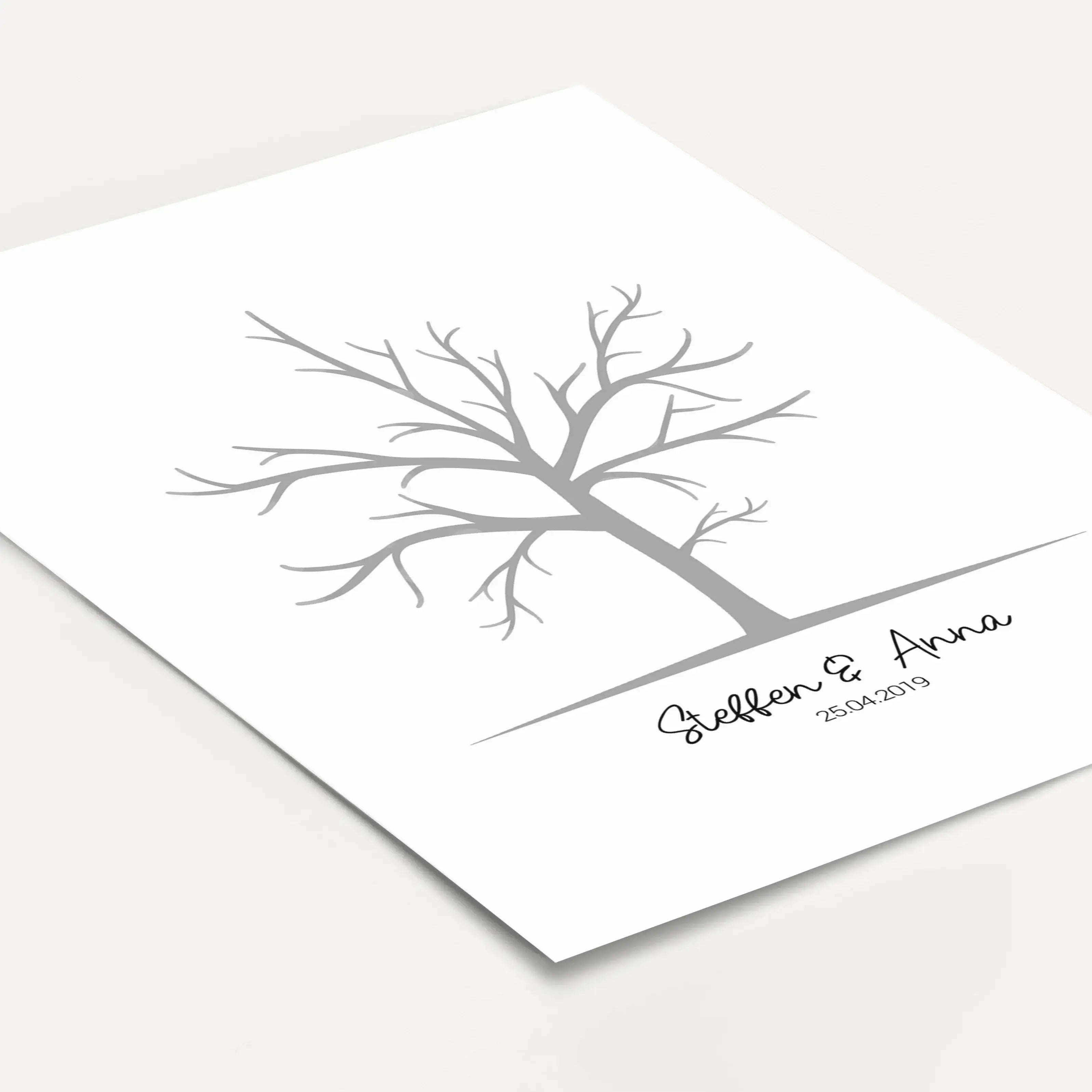 Fingerabdruck Bild 'Baum'-famprints-Personalisiertes Poster-Auf dem Fingerabdruck Bild 'Baum' findest du einen grauen Baum, der darauf wartet, mit Fingerabdrücken dekoriert zu werden. Unter dem Gästebaum kannst du das personalisierte Gästebuch mit deinem