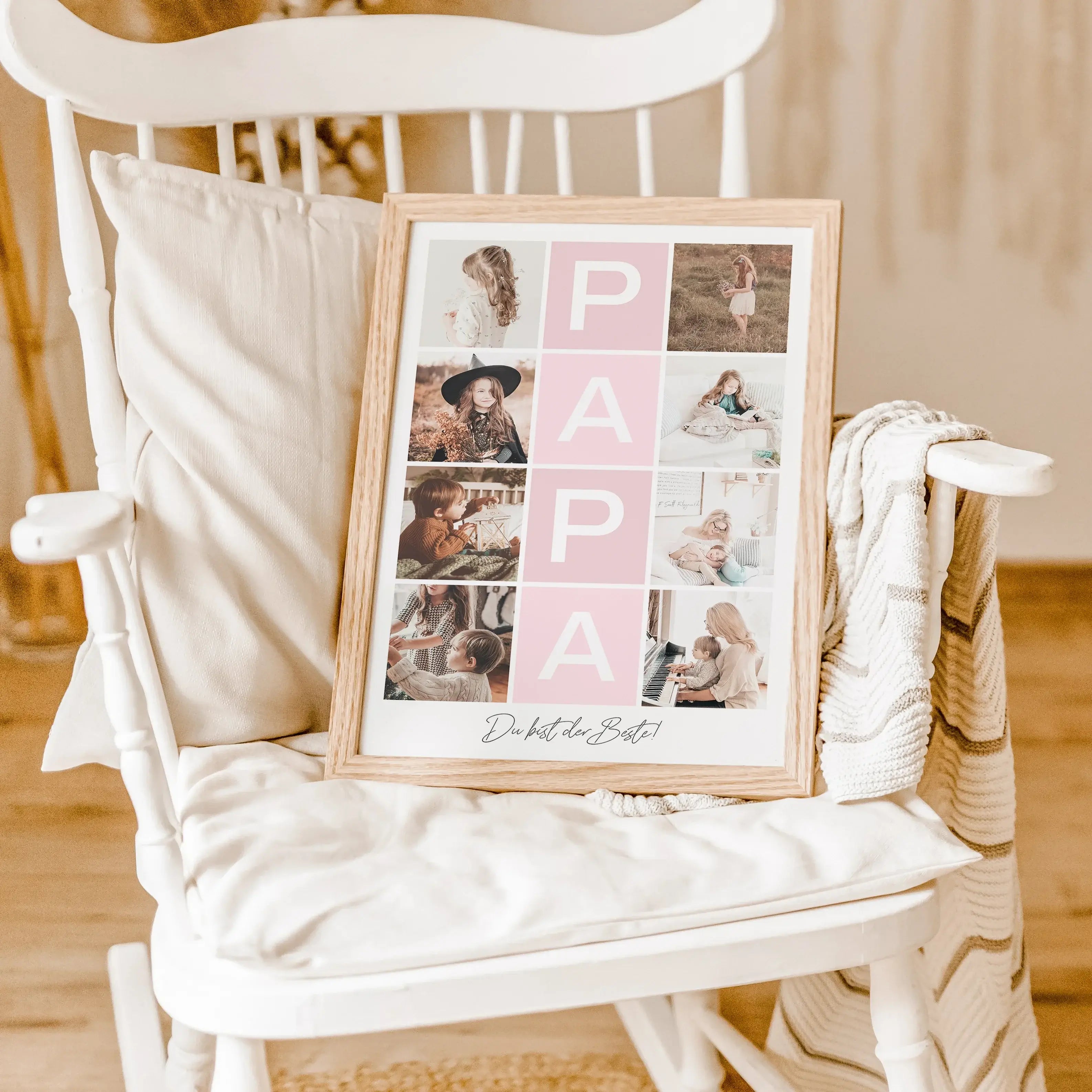 Fotocollage Papa Poster-famprints-Personalisiertes Poster-Auf der Fotocollage Papa findest du mittig, vertikal das Wort Papa, jeweils ein Buchstabe in einem farblichen Quadrat und darunter den personalisierbaren Schriftzug 'Du bist der Beste!'. Gesamt kan