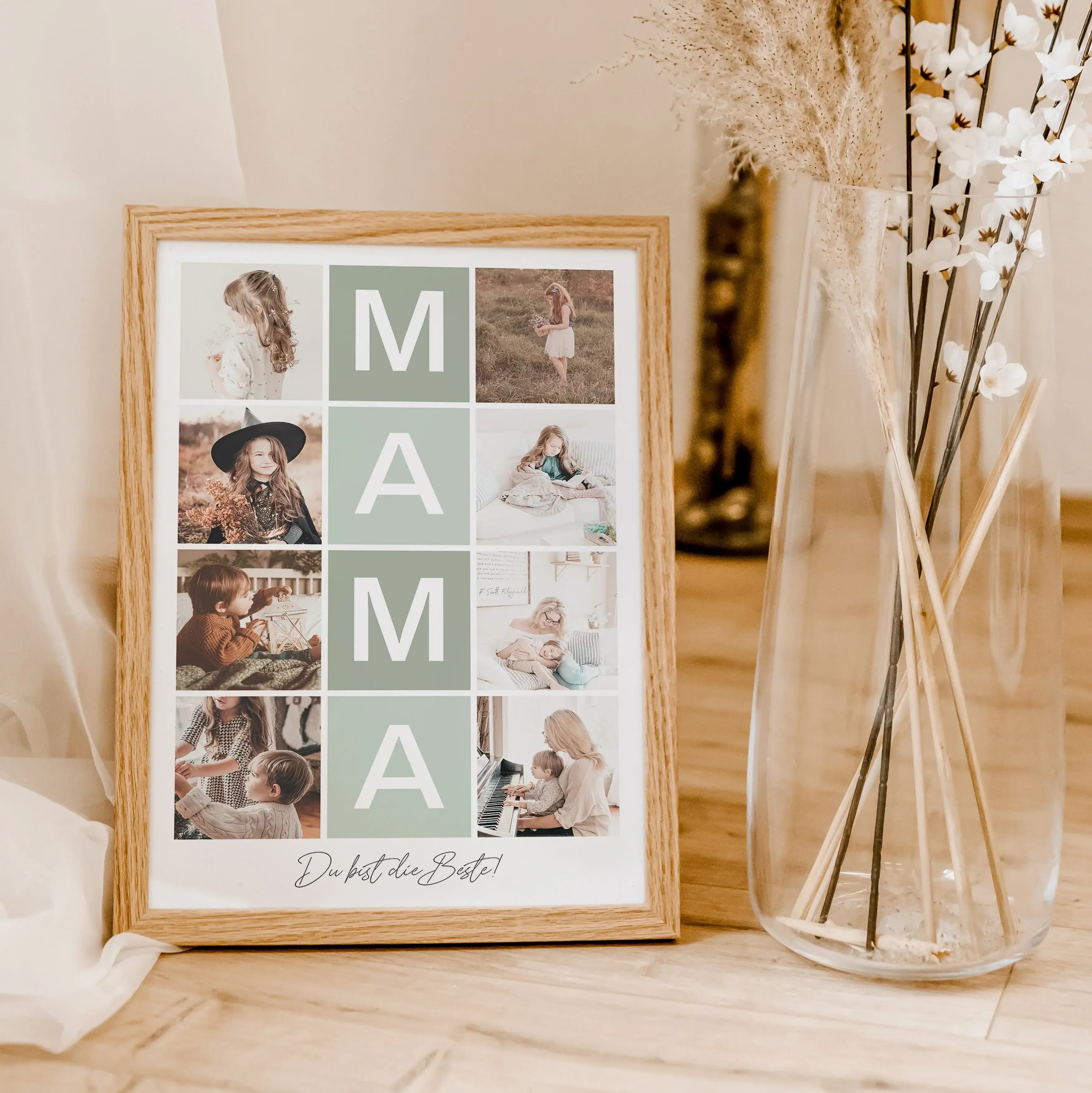 Fotocollage Mama Poster-famprints-Personalisiertes Poster-Auf der Fotocollage Mama findest du mittig, vertikal das Wort Mama, jeweils ein Buchstabe in einem farblichen Quadrat und darunter den personalisierbaren Schriftzug 'Du bist die Beste!'. Gesamt kan