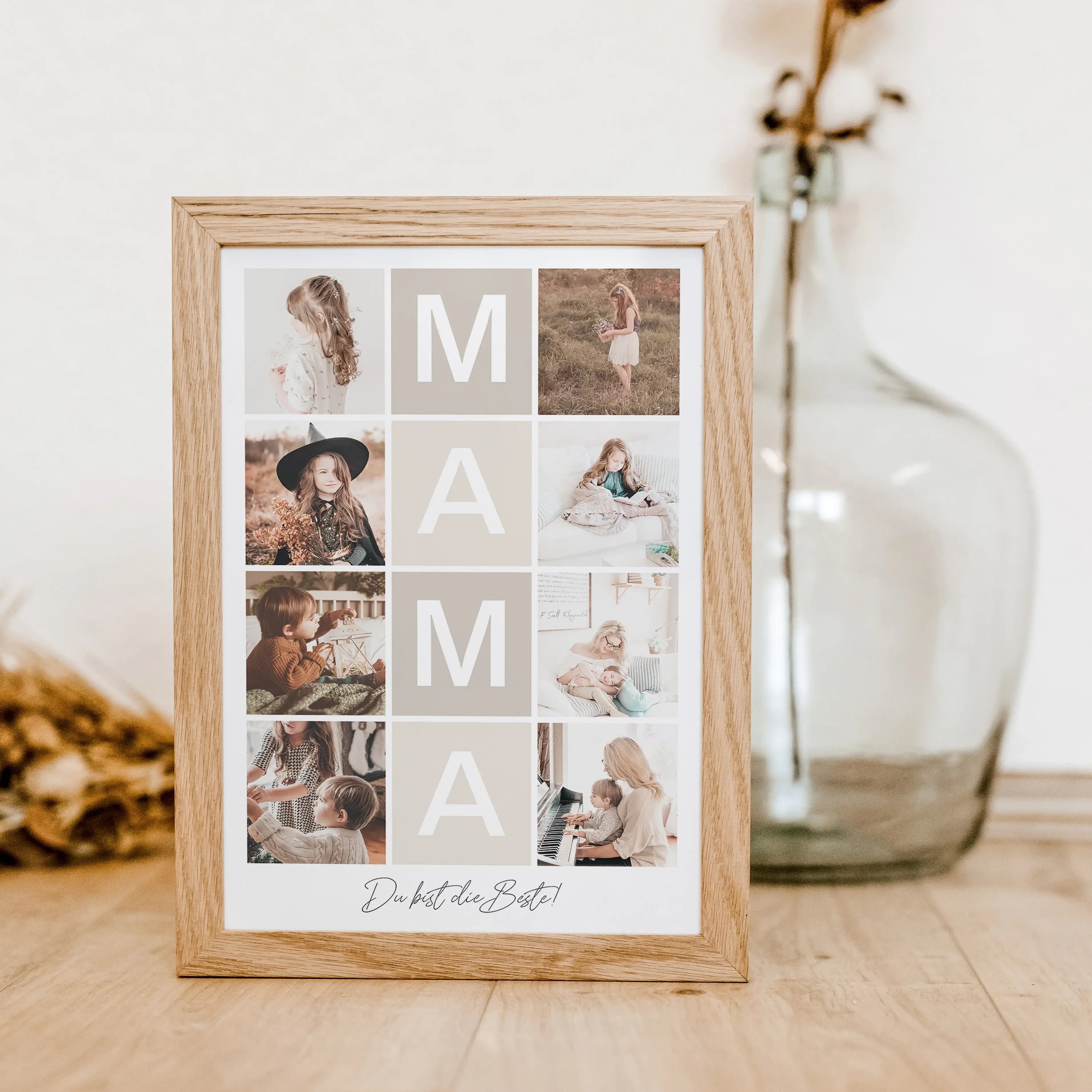 Fotocollage Mama Poster-famprints-Personalisiertes Poster-Auf der Fotocollage Mama findest du mittig, vertikal das Wort Mama, jeweils ein Buchstabe in einem farblichen Quadrat und darunter den personalisierbaren Schriftzug 'Du bist die Beste!'. Gesamt kan