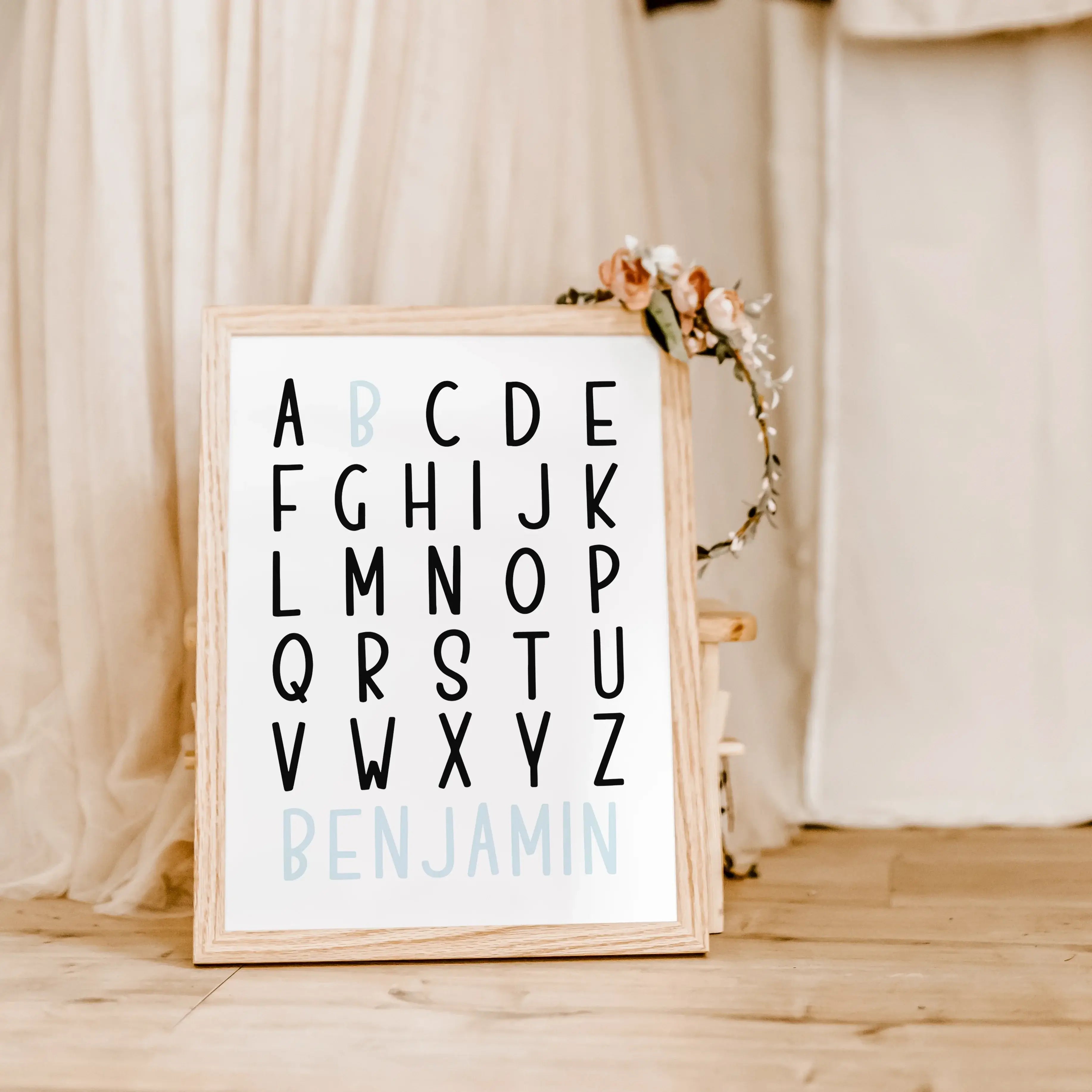 ABC Poster mit Namen-famprints-Personalisiertes Poster-Entdecke das ABC Poster mit Namen - die perfekte Ergänzung für jedes Kinderzimmer! Personalisierbar mit dem Namen deines Kindes wird dieses Poster zu einem einzigartigen Blickfang. Gestalte es einfach