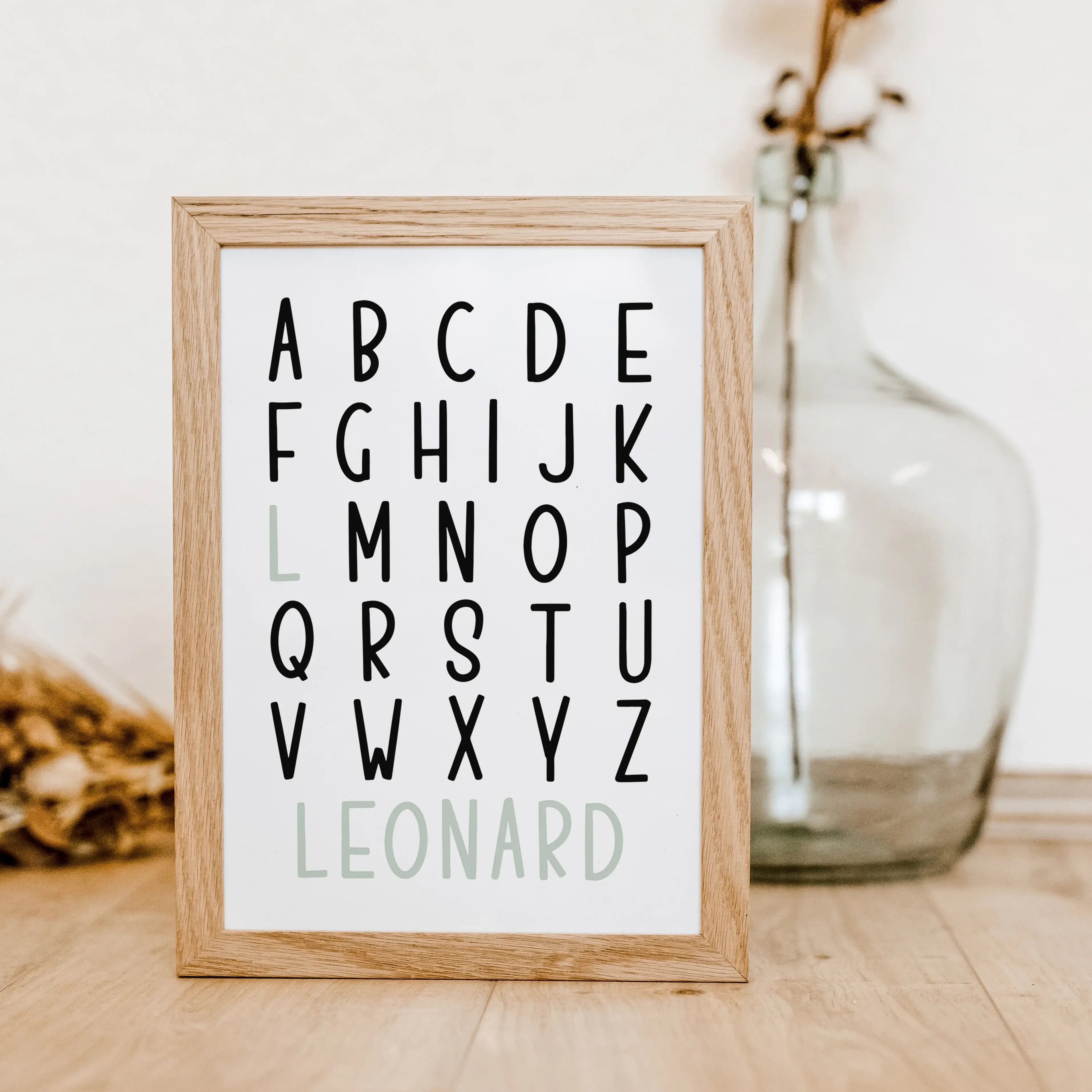 ABC Poster mit Namen-famprints-Personalisiertes Poster-Entdecke das ABC Poster mit Namen - die perfekte Ergänzung für jedes Kinderzimmer! Personalisierbar mit dem Namen deines Kindes wird dieses Poster zu einem einzigartigen Blickfang. Gestalte es einfach