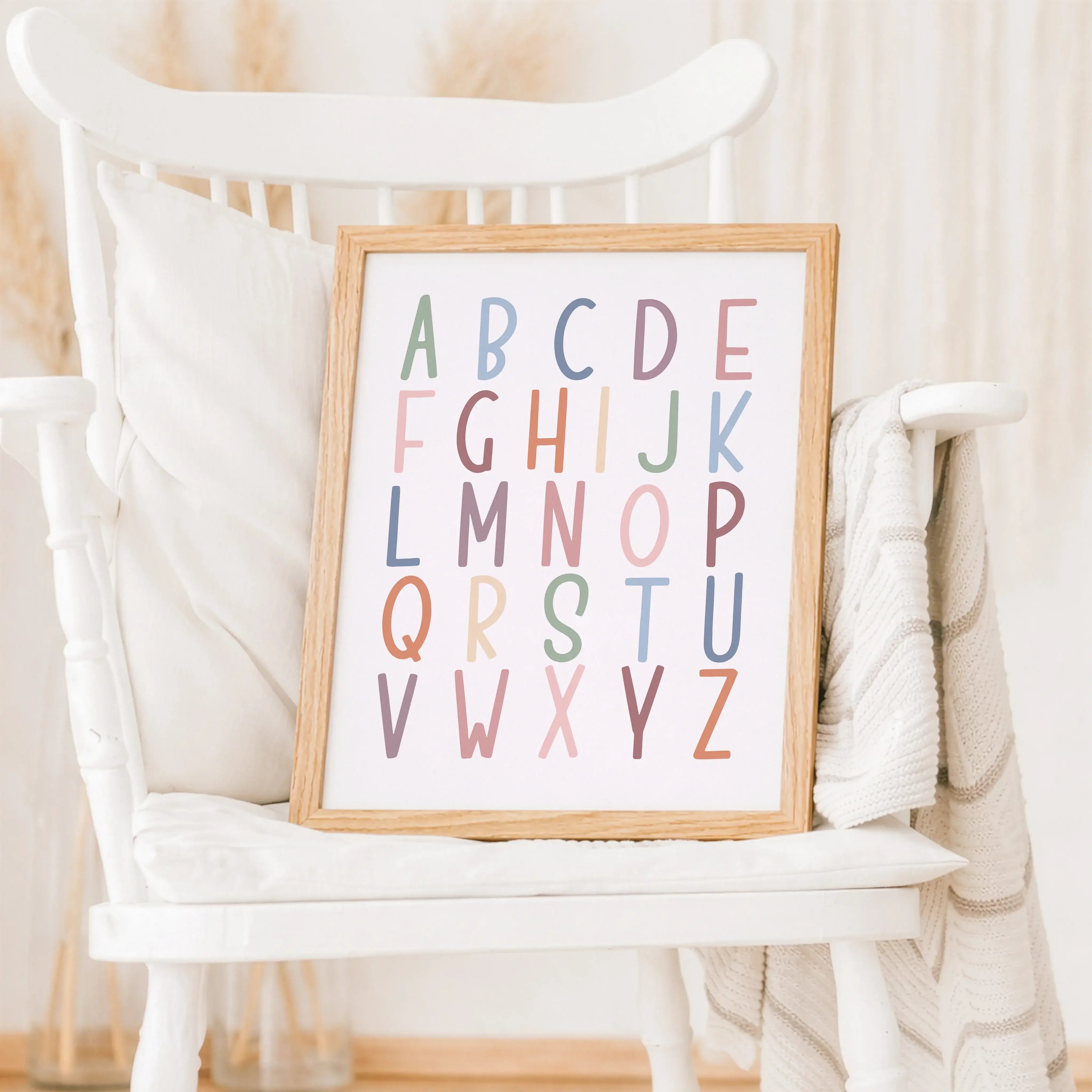 Alphabet Poster-Poster-famprints-Mit dem Alphabet Poster von famprints bringst du spielerisches Lernen und stilvolle Wanddekoration zusammen. Das liebevoll gestaltete ABC Poster hilft Kindern dabei, Buchstaben zu erkennen, Laute zuzuordnen und erste Wörte