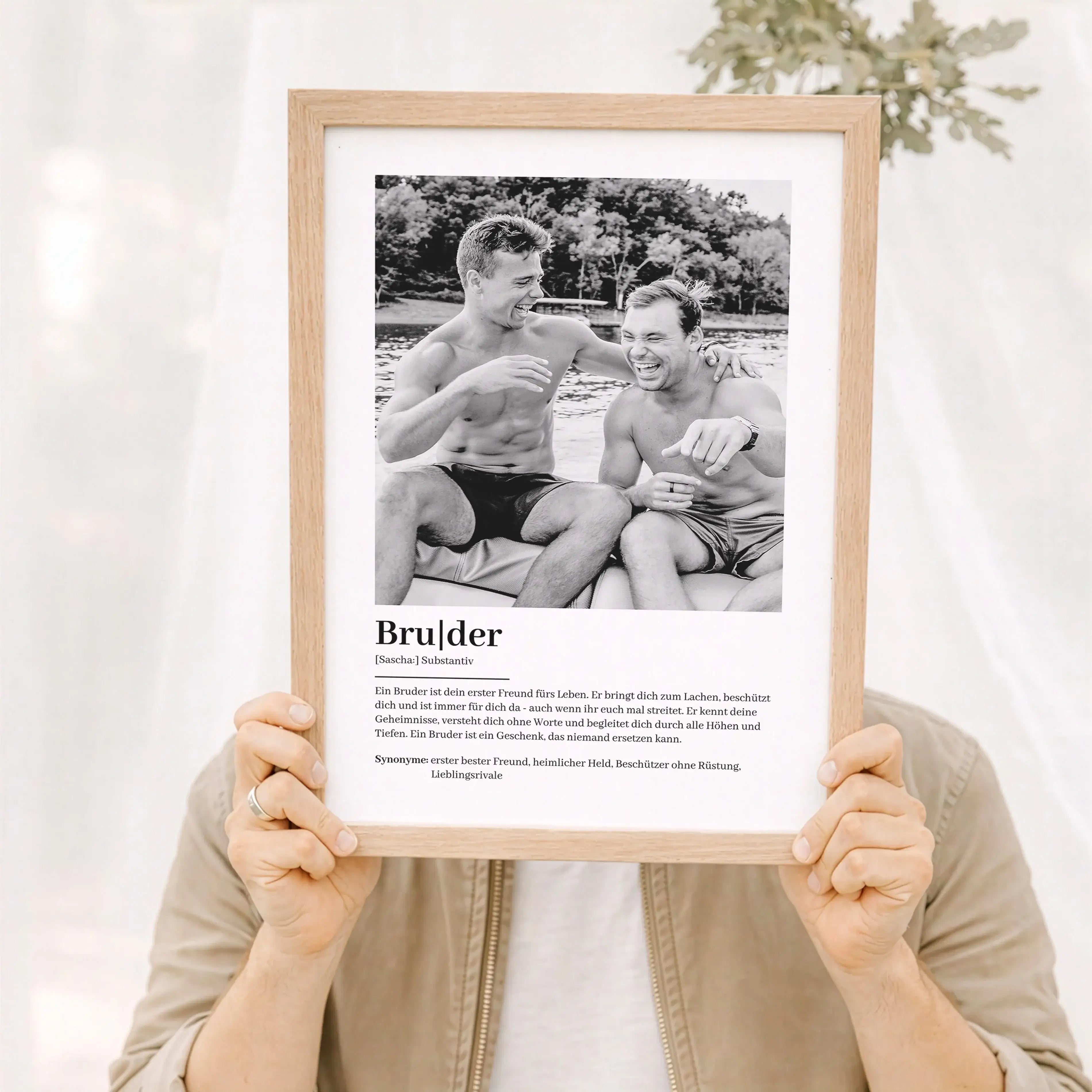 Bruder Definition Poster mit Foto-Personalisiertes Poster-famprints-Das Bruder Definition Poster mit Foto ist ein persönliches Geschenk, das eure Verbindung sichtbar macht. Bei famprints gestaltest du ein individuelles Poster, das deinen Bruder so zeigt,