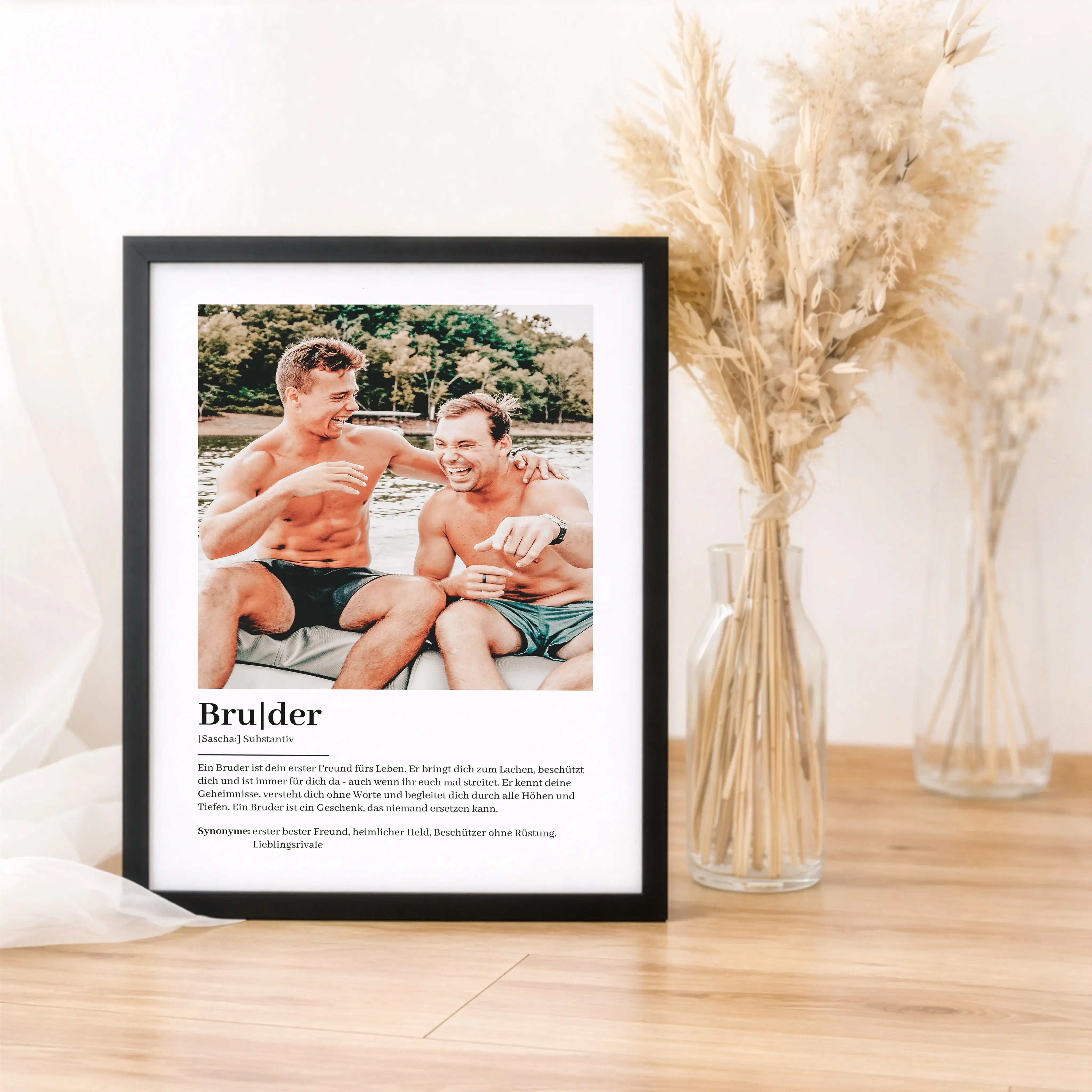 Bruder Definition Poster mit Foto-Personalisiertes Poster-famprints-Das Bruder Definition Poster mit Foto ist ein persönliches Geschenk, das eure Verbindung sichtbar macht. Bei famprints gestaltest du ein individuelles Poster, das deinen Bruder so zeigt,