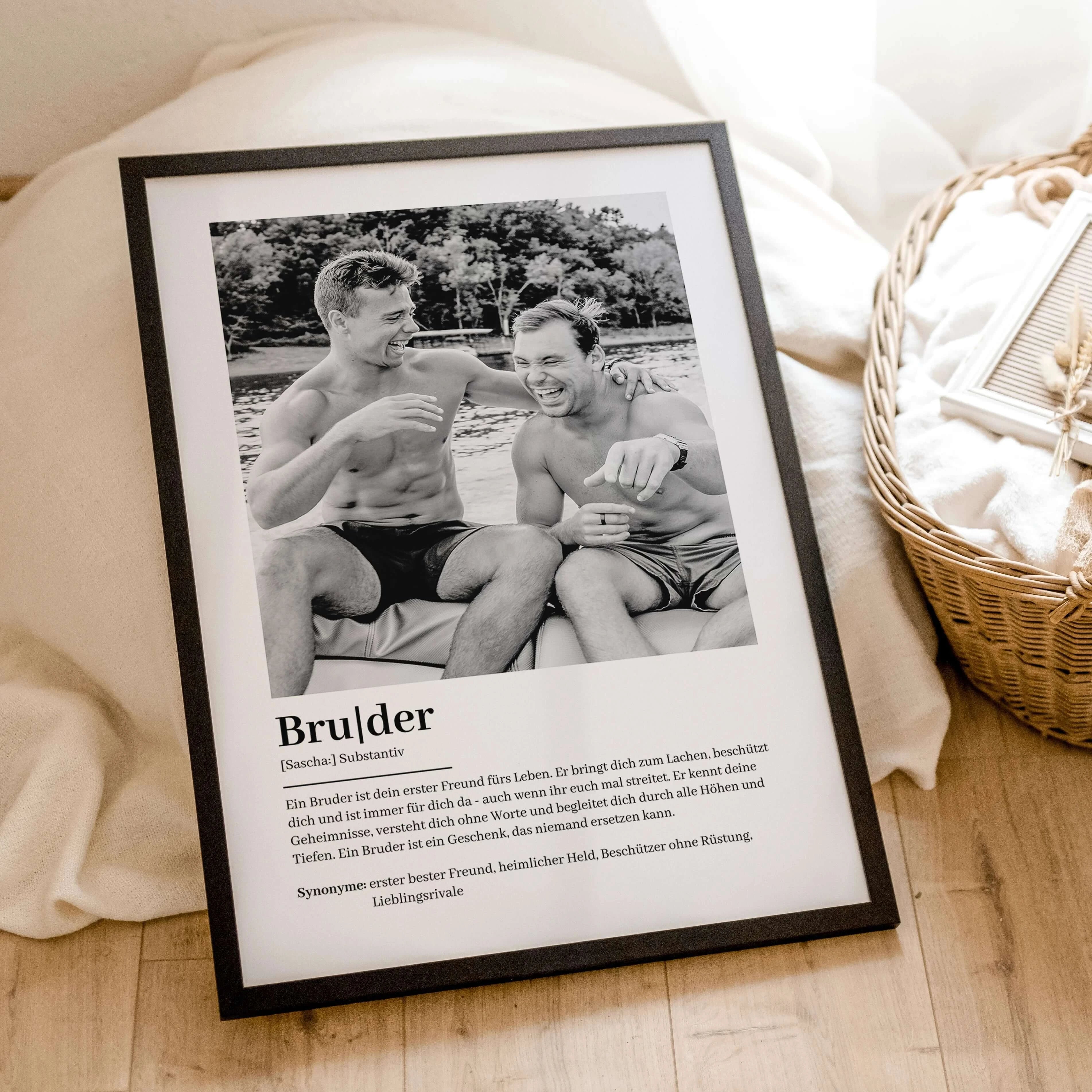 Bruder Definition Poster mit Foto-Personalisiertes Poster-famprints-Suchst du ein einzigartiges Geschenk für deinen Bruder? Unser Bruder Definition Poster mit Foto ist genau das Richtige! Dieses liebevoll gestaltete Poster zeigt auf besondere Weise, wie d
