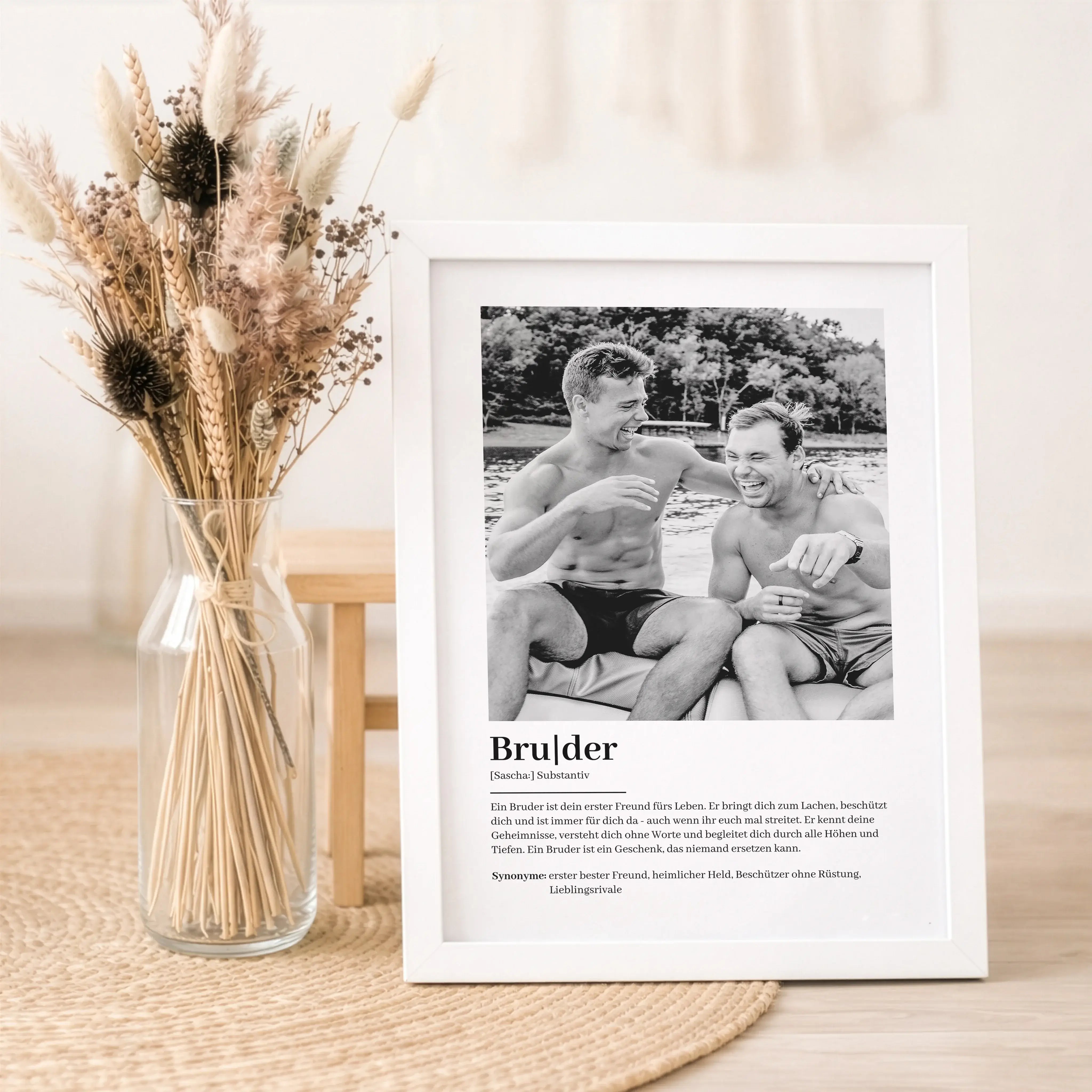 Bruder Definition Poster mit Foto-Personalisiertes Poster-famprints-Das Bruder Definition Poster mit Foto ist ein persönliches Geschenk, das eure Verbindung sichtbar macht. Bei famprints gestaltest du ein individuelles Poster, das deinen Bruder so zeigt,