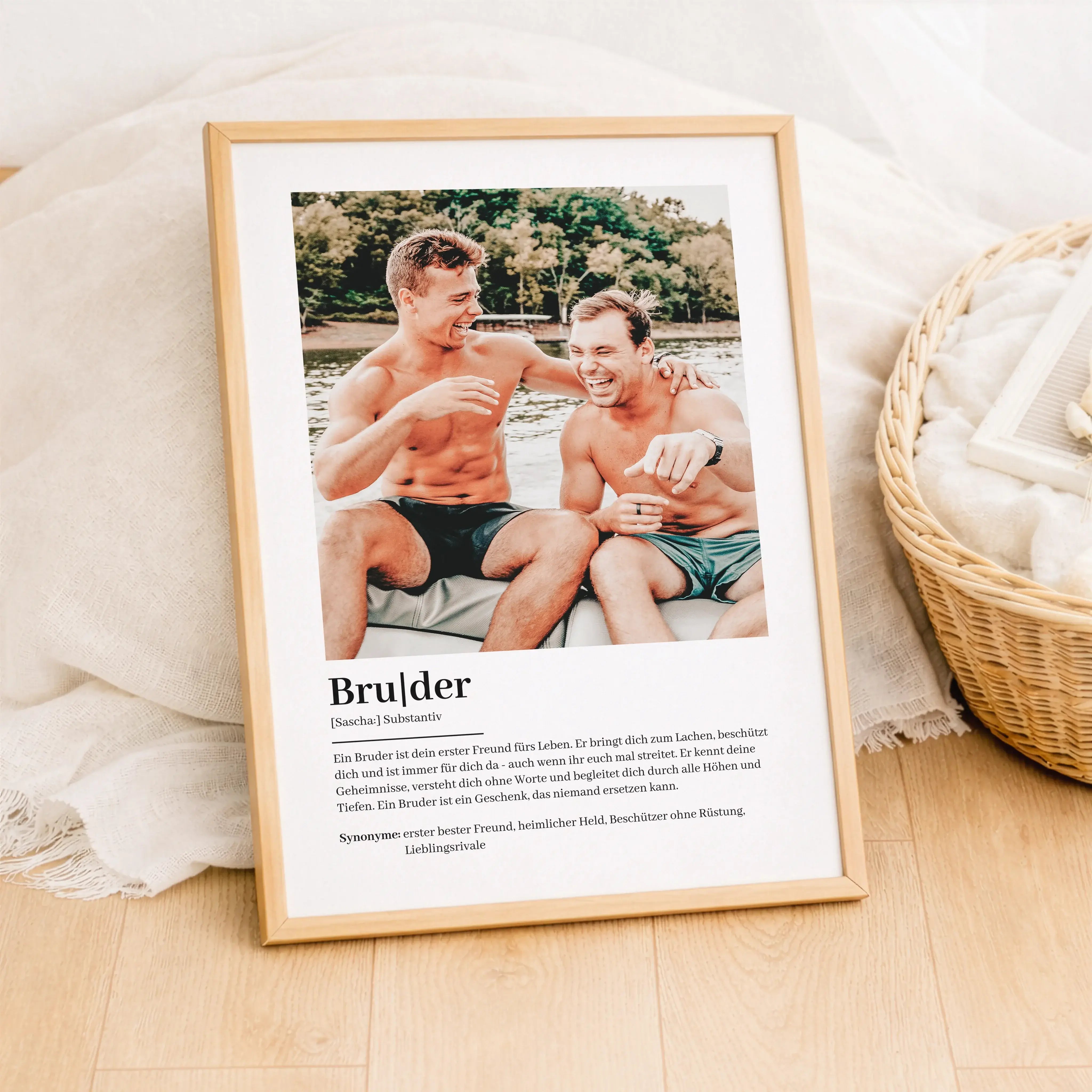 Bruder Definition Poster mit Foto-Personalisiertes Poster-famprints-Das Bruder Definition Poster mit Foto ist ein persönliches Geschenk, das eure Verbindung sichtbar macht. Bei famprints gestaltest du ein individuelles Poster, das deinen Bruder so zeigt,