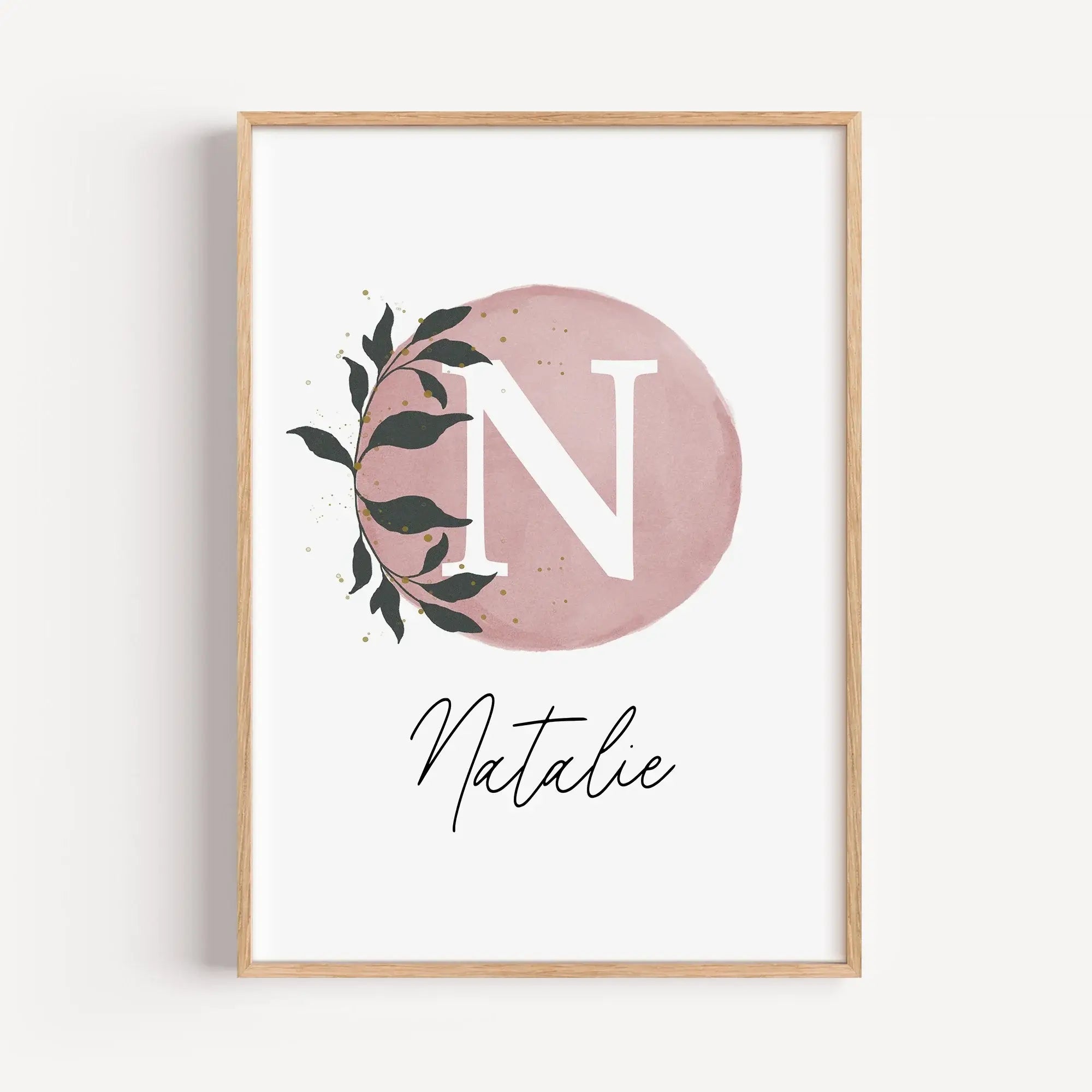 Buchstaben Poster Wasserfarbe-Personalisiertes Poster-famprints-Mit dem Buchstaben Poster Wasserfarbe von famprints gestaltest du einen ganz persönlichen Blickfang für Kinderzimmer, Spielbereich oder als liebevolles Geschenk zur Geburt. Der sanfte Aquarel