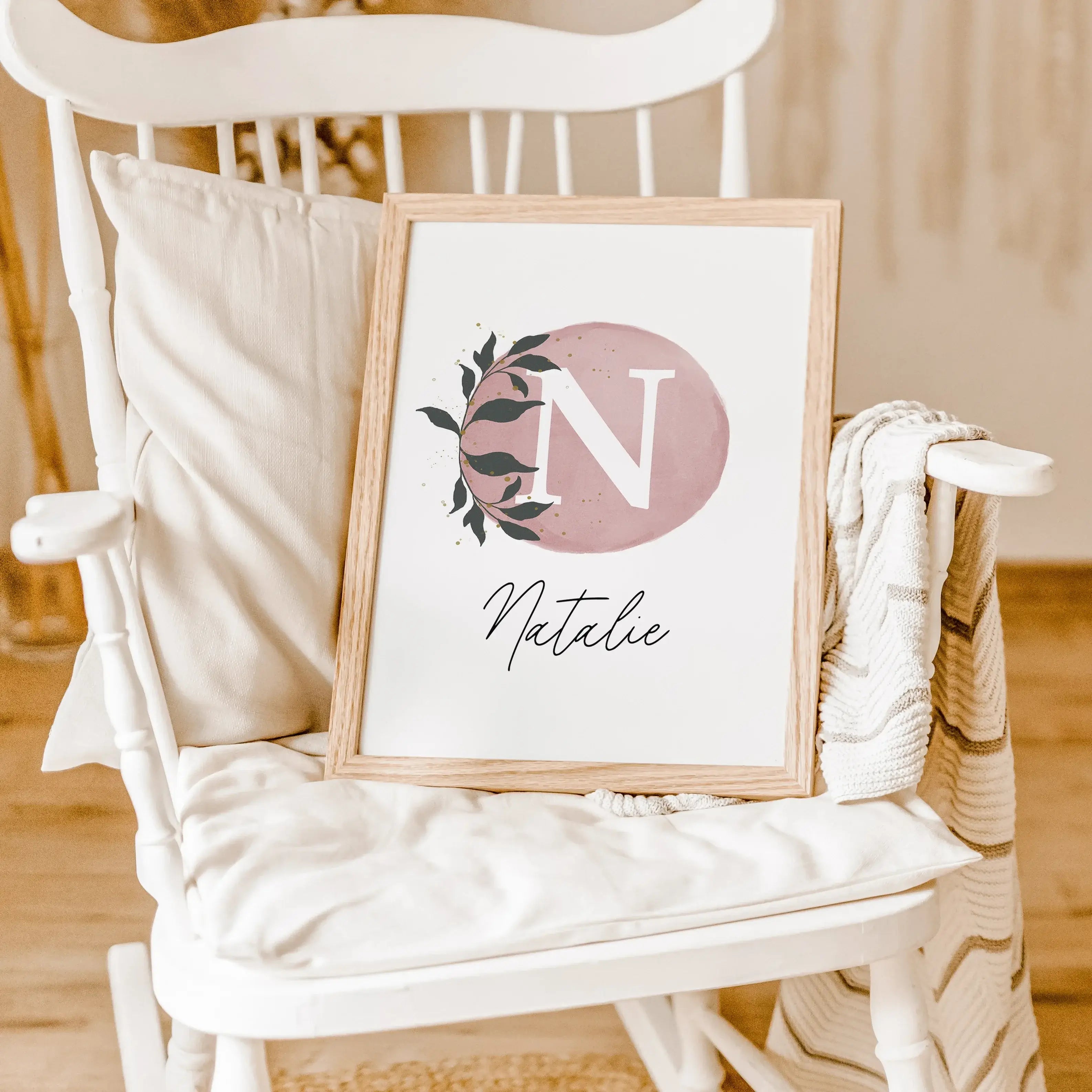 Buchstaben Poster Wasserfarbe-famprints-Personalisiertes Poster-Mache dein Kinderzimmer zu einer Kunstgalerie mit unserem wunderschönen Buchstaben Poster Wasserfarbe! Personalisiere es mit dem Anfangsbuchstaben und dem Namen deines Kindes für eine individ