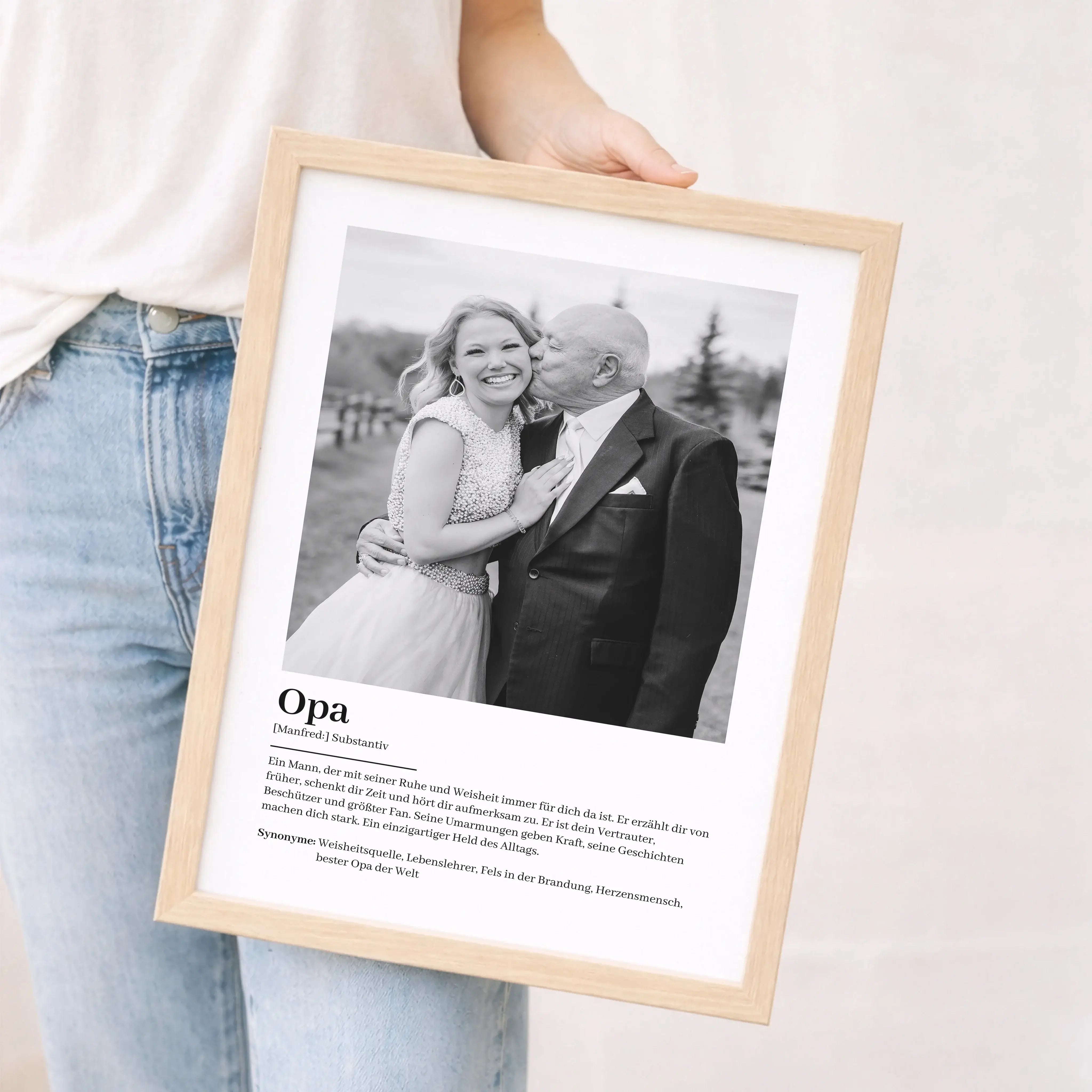 Opa Definition Poster mit Foto-Personalisiertes Poster-famprints-Das Opa Definition Poster mit Foto ist ein persönliches Geschenk, das Wertschätzung sichtbar macht. Du gestaltest ein individuelles Poster mit deinem eigenen Foto und kannst den Namen deines