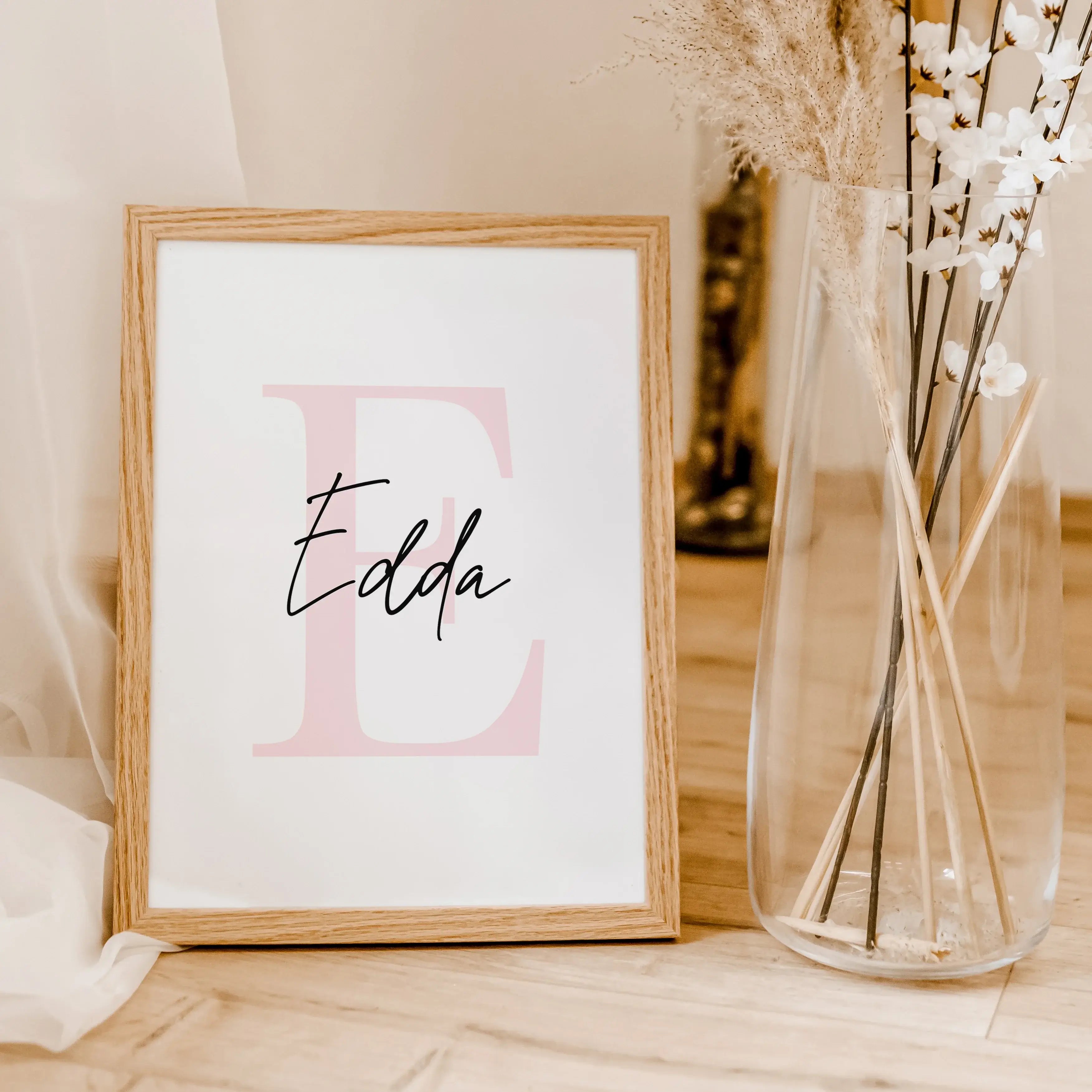 Buchstaben Poster mit Namen-famprints-Personalisiertes Poster-Unser Buchstaben Poster mit Namen ist das perfekte Geschenk für Kinder! Personalisiere das Poster mit dem Namen deines Kindes und wähle aus zwei schönen Farben für den Buchstaben. Das Poster is