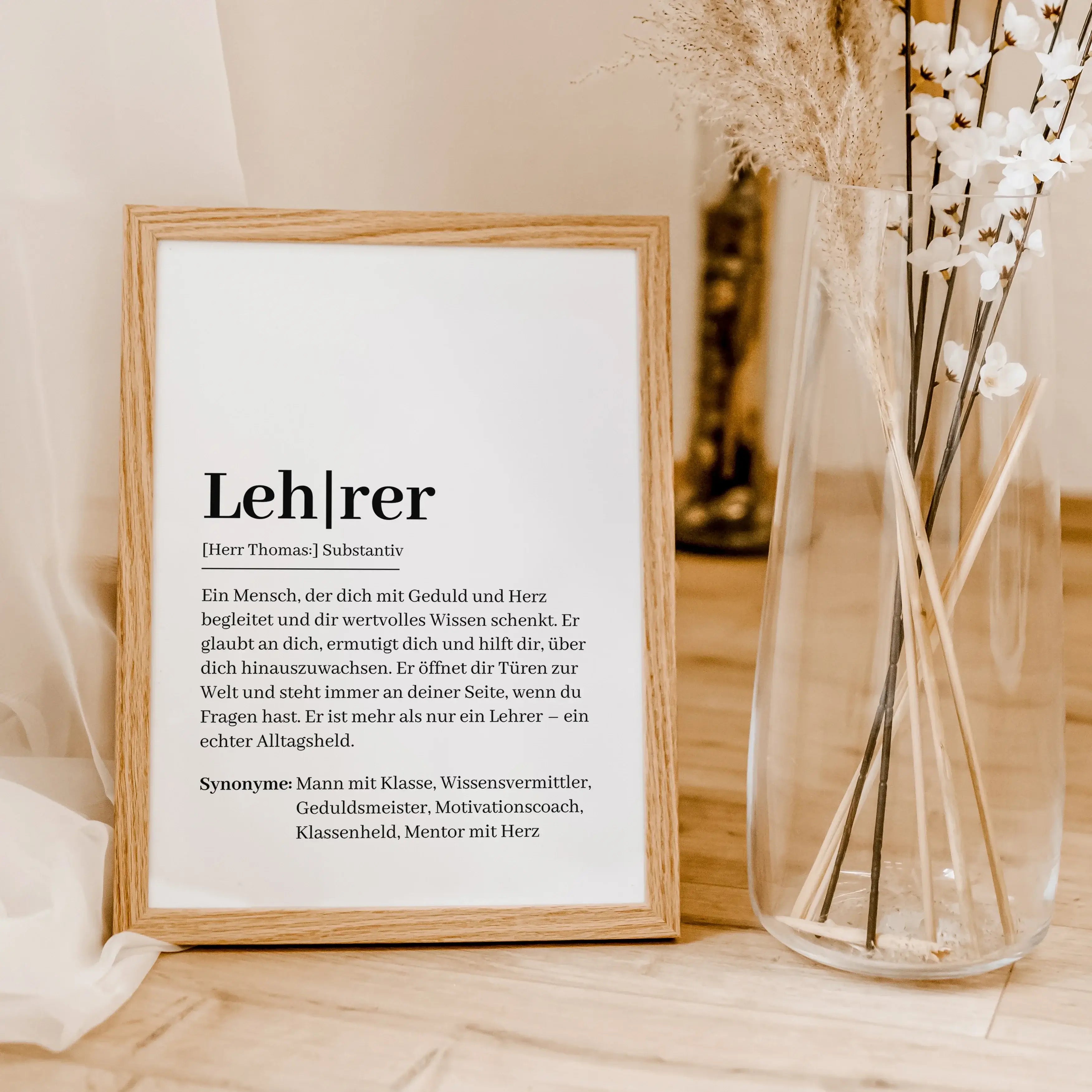 Lehrer Definition Poster-Personalisiertes Poster-famprints-Suchst du nach einem besonderen Geschenk für deinen Lehrer? Unser Lehrer Definition Poster ist die perfekte Wahl! Dieses liebevoll gestaltete Poster zeigt auf einzigartige Weise, wie ein Lehrer wi