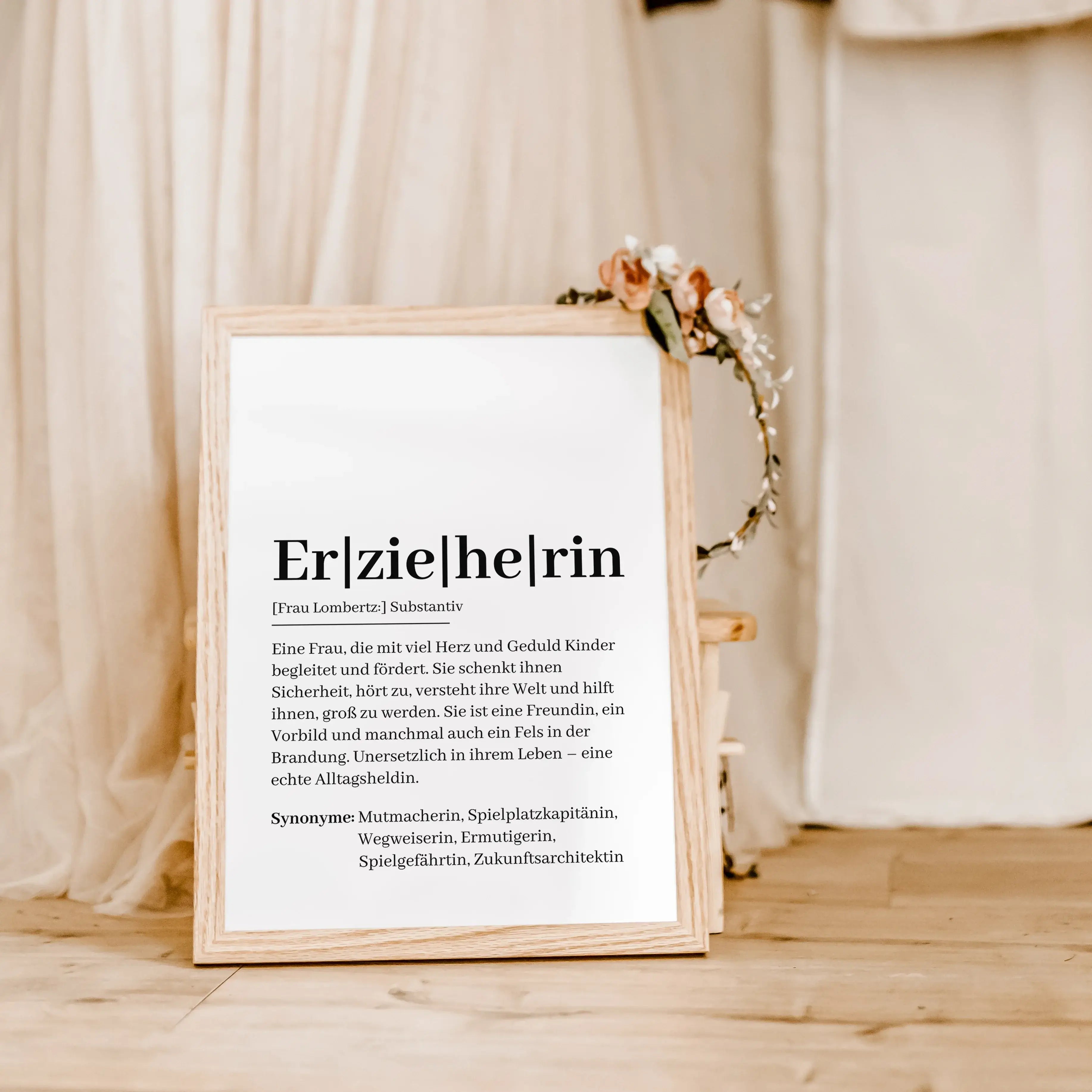 Erzieherin Definition Poster-Personalisiertes Poster-famprints-Suchst du ein besonderes Geschenk für deine Erzieherin? Unser Erzieherin Definition Poster ist genau das Richtige! Dieses liebevoll gestaltete Poster zeigt auf einzigartige Weise, wie wertvoll