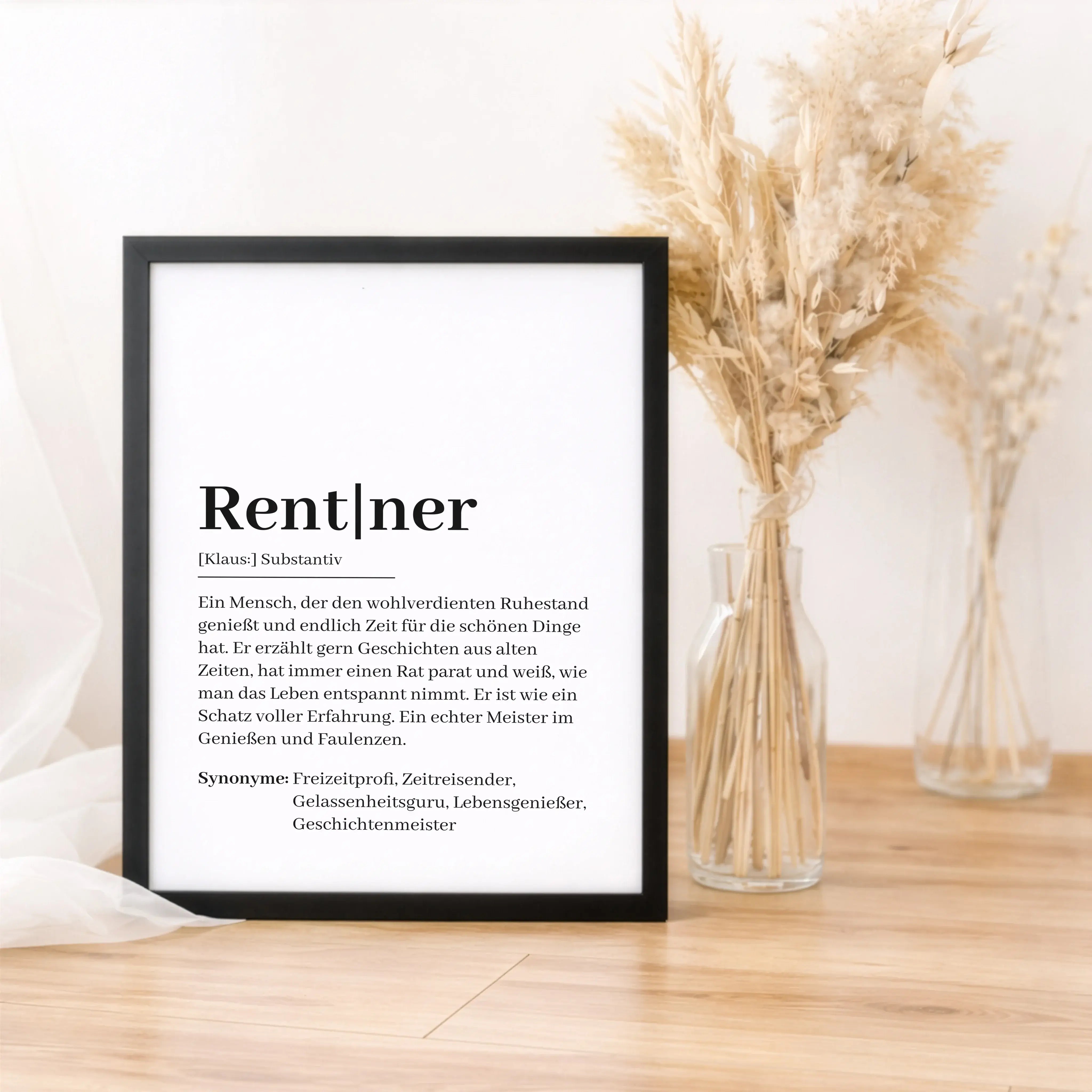 Rentner Definition Poster-Personalisiertes Poster-famprints-Das Rentner Definition Poster ist ein liebevoll gestaltetes Wandbild, das den neuen Lebensabschnitt mit einem Augenzwinkern beschreibt und gleichzeitig stilvoll in jedes Zuhause passt. Die modern