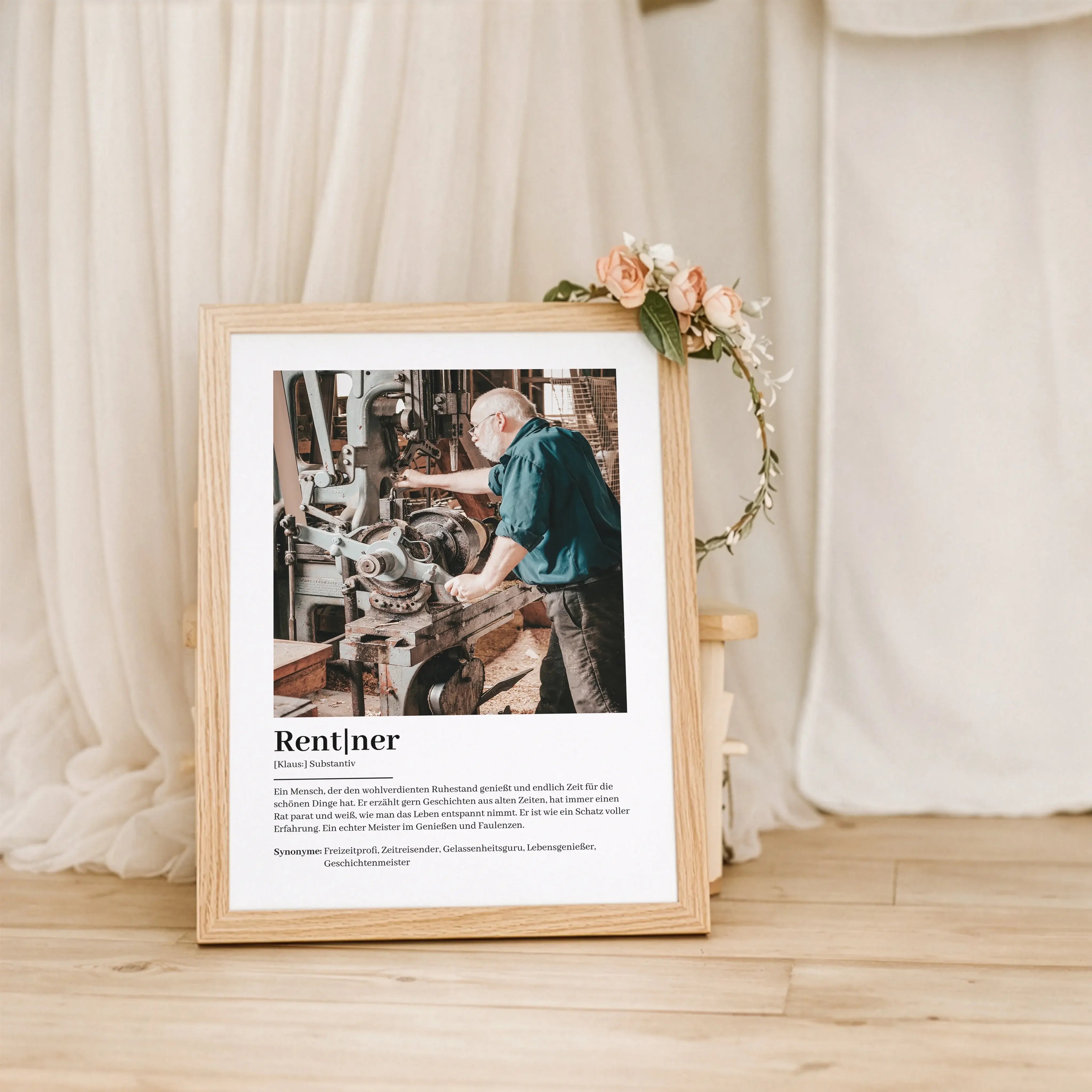 Rentner Definition Poster mit Foto-Personalisiertes Poster-famprints-Das Rentner Definition Poster mit Foto ist ein persönliches Geschenk zum Ruhestand, das Humor, Wertschätzung und Individualität verbindet. Bei famprints gestaltest du ein Poster, das den