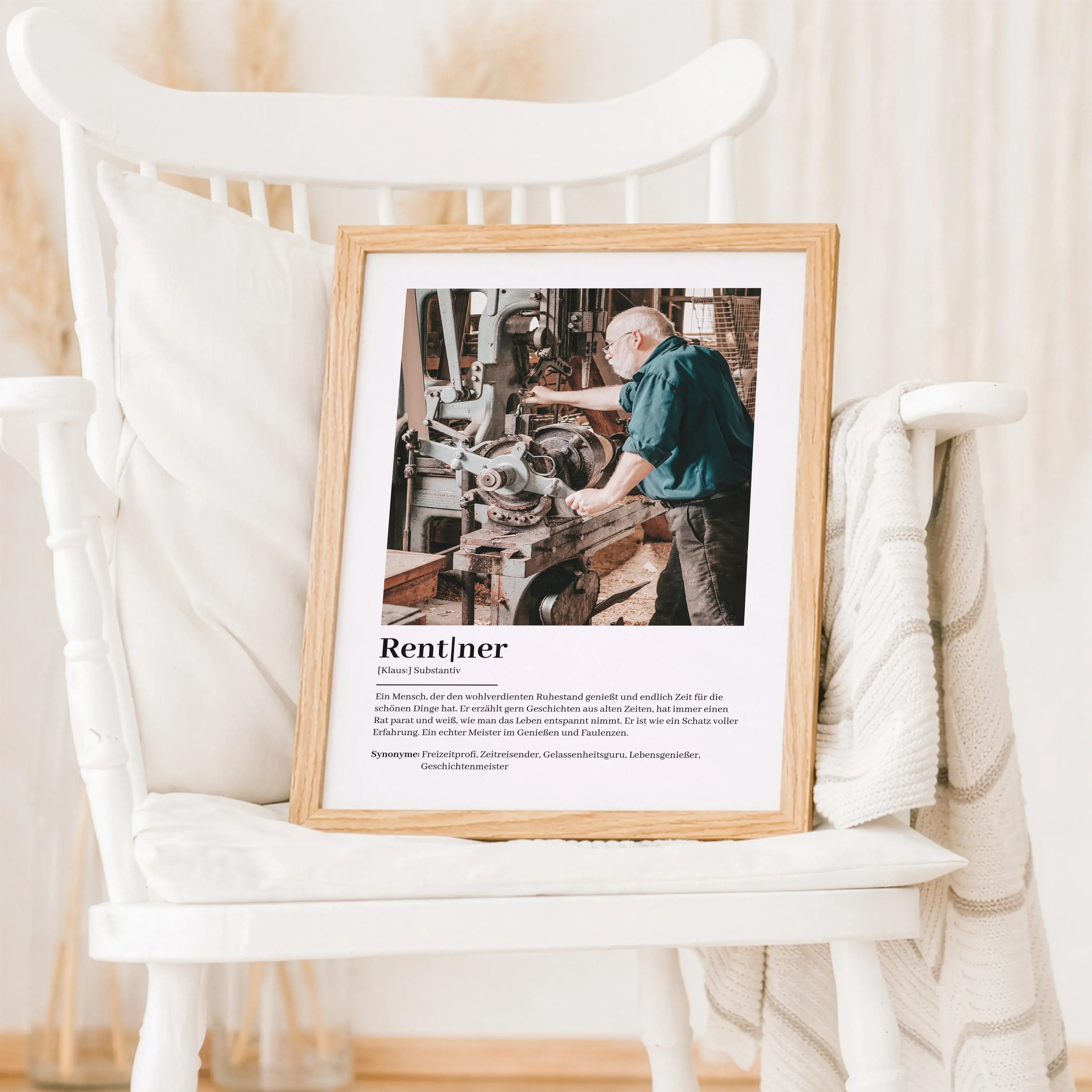 Rentner Definition Poster mit Foto-Personalisiertes Poster-famprints-Das Rentner Definition Poster mit Foto ist ein persönliches Geschenk zum Ruhestand, das Humor, Wertschätzung und Individualität verbindet. Bei famprints gestaltest du ein Poster, das den