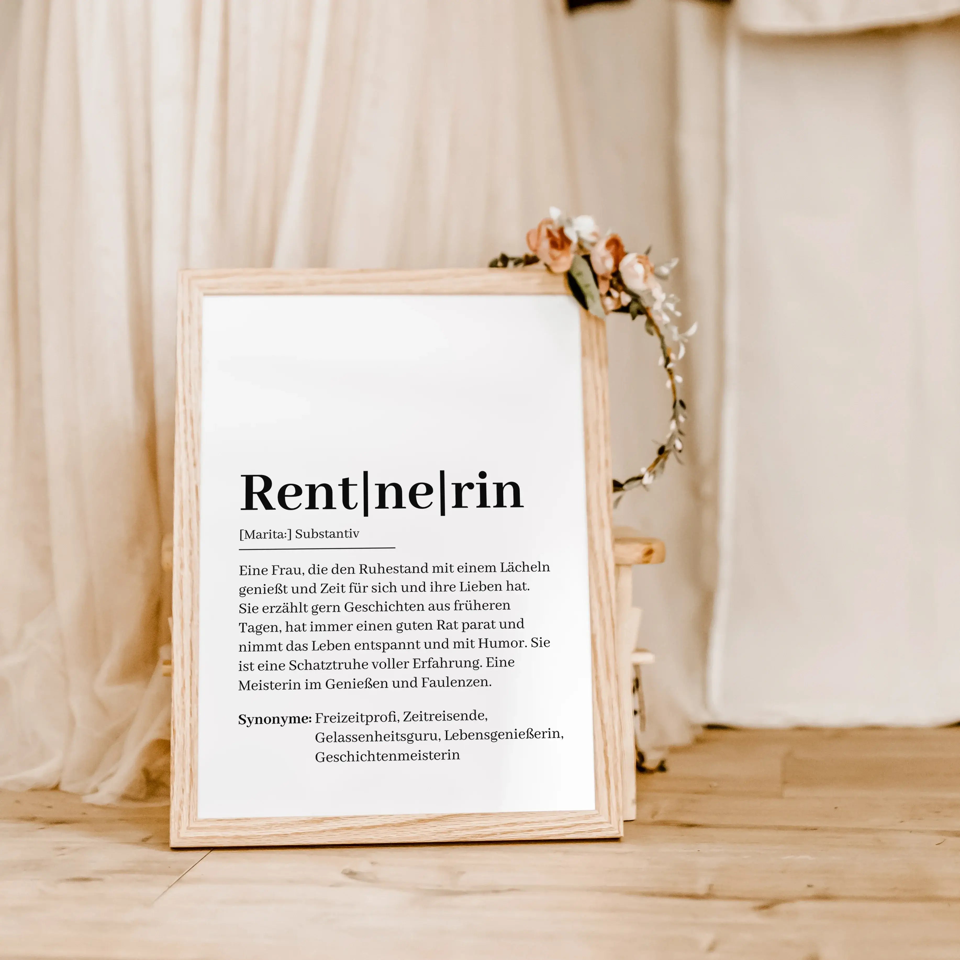 Rentnerin Definition Poster-Personalisiertes Poster-famprints-Suchst du ein besonderes Geschenk zum Rentenbeginn? Unser Rentnerin Definition Poster ist die perfekte Wahl! Dieses liebevoll gestaltete Poster zeigt auf humorvolle und herzliche Weise, wie ein