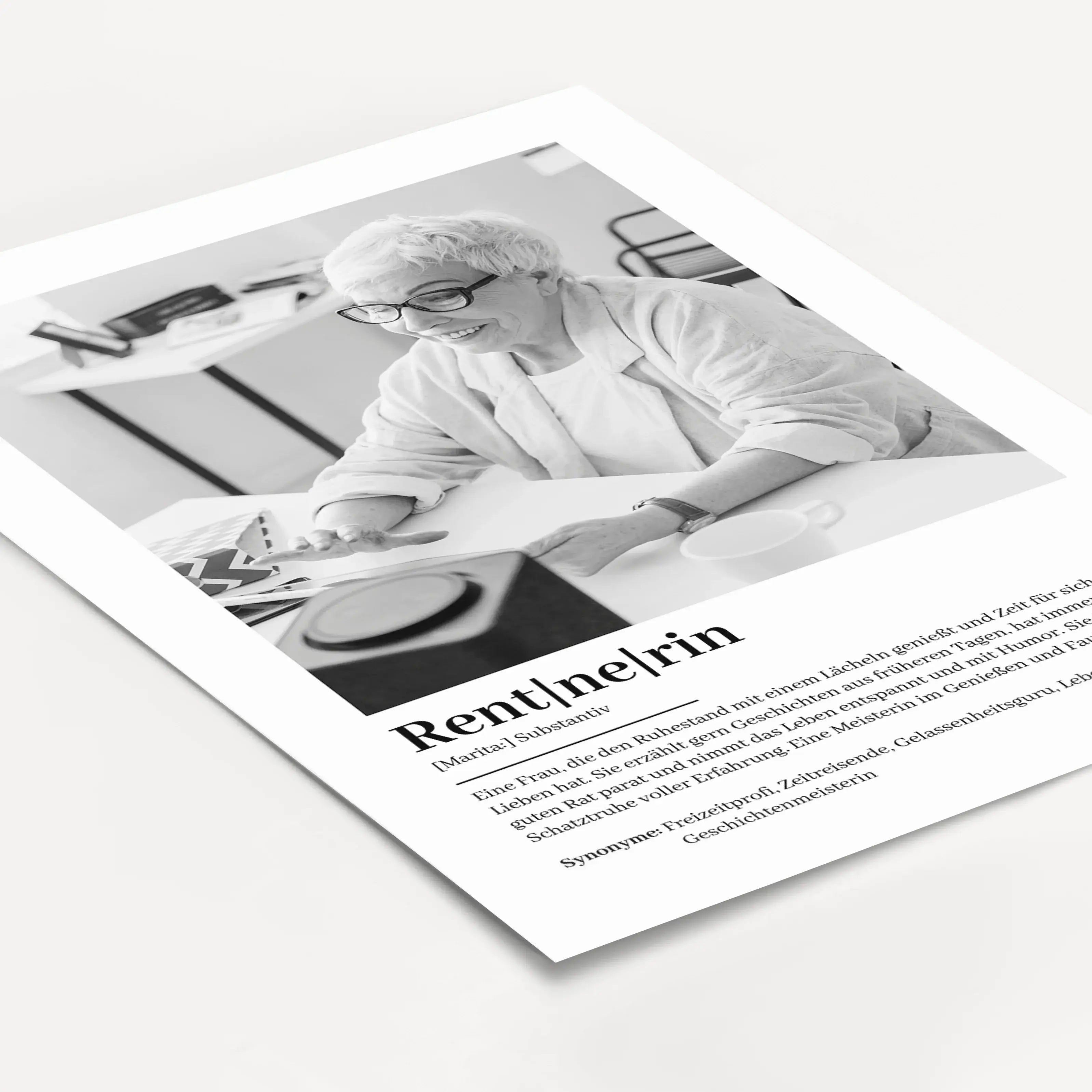 Rentnerin Definition Poster mit Foto-Personalisiertes Poster-famprints-Suchst du nach einem besonderen Geschenk zum Rentenbeginn? Unser Rentnerin Definition Poster mit Foto ist die perfekte Wahl! Dieses liebevoll gestaltete Poster zeigt auf humorvolle und