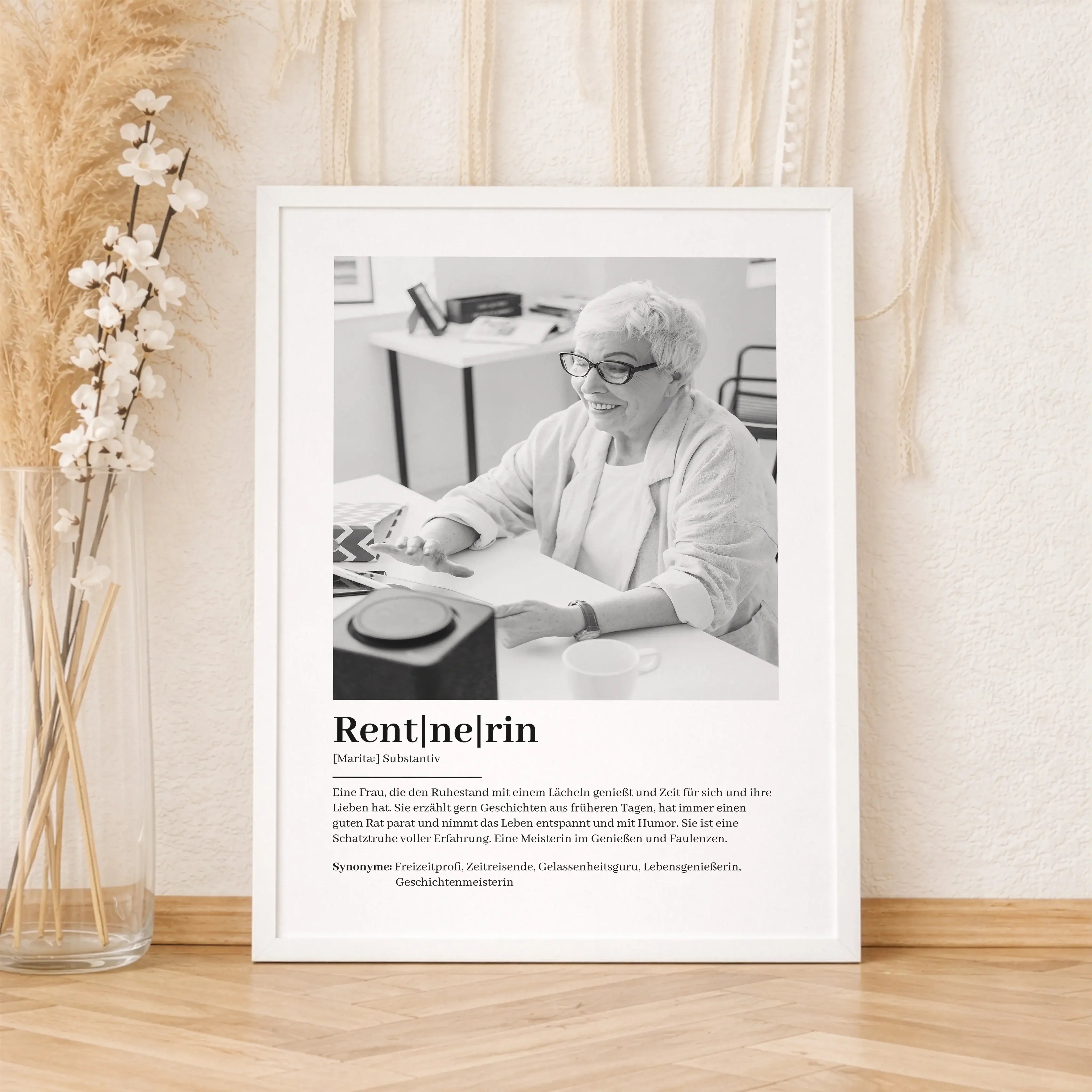 Rentnerin Definition Poster mit Foto-Personalisiertes Poster-famprints-Das Rentnerin Definition Poster mit Foto ist eine liebevolle Art, den neuen Lebensabschnitt zu feiern und eine ganz persönliche Geschichte sichtbar zu machen. Dieses personalisierte Po