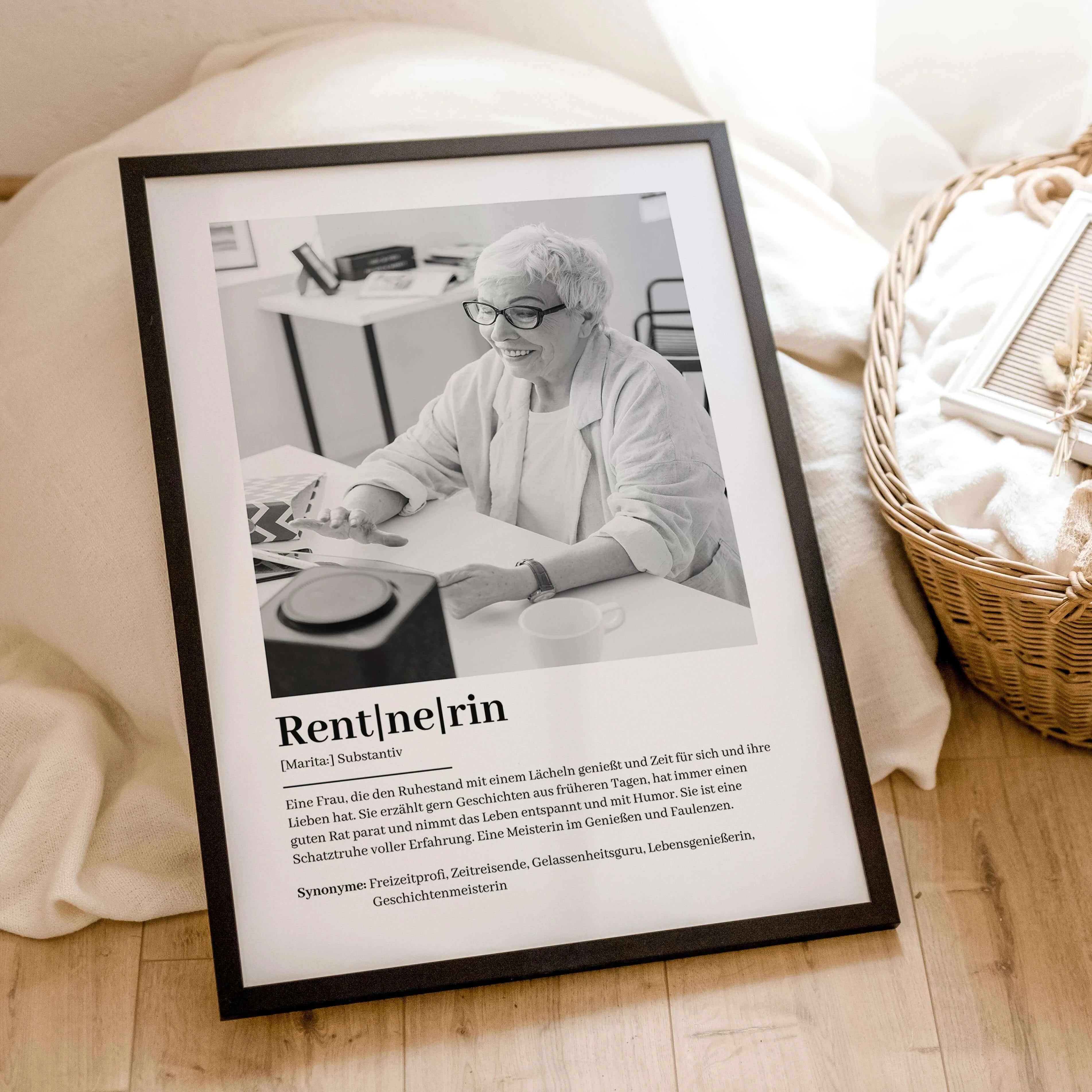 Rentnerin Definition Poster mit Foto-Personalisiertes Poster-famprints-Suchst du nach einem besonderen Geschenk zum Rentenbeginn? Unser Rentnerin Definition Poster mit Foto ist die perfekte Wahl! Dieses liebevoll gestaltete Poster zeigt auf humorvolle und