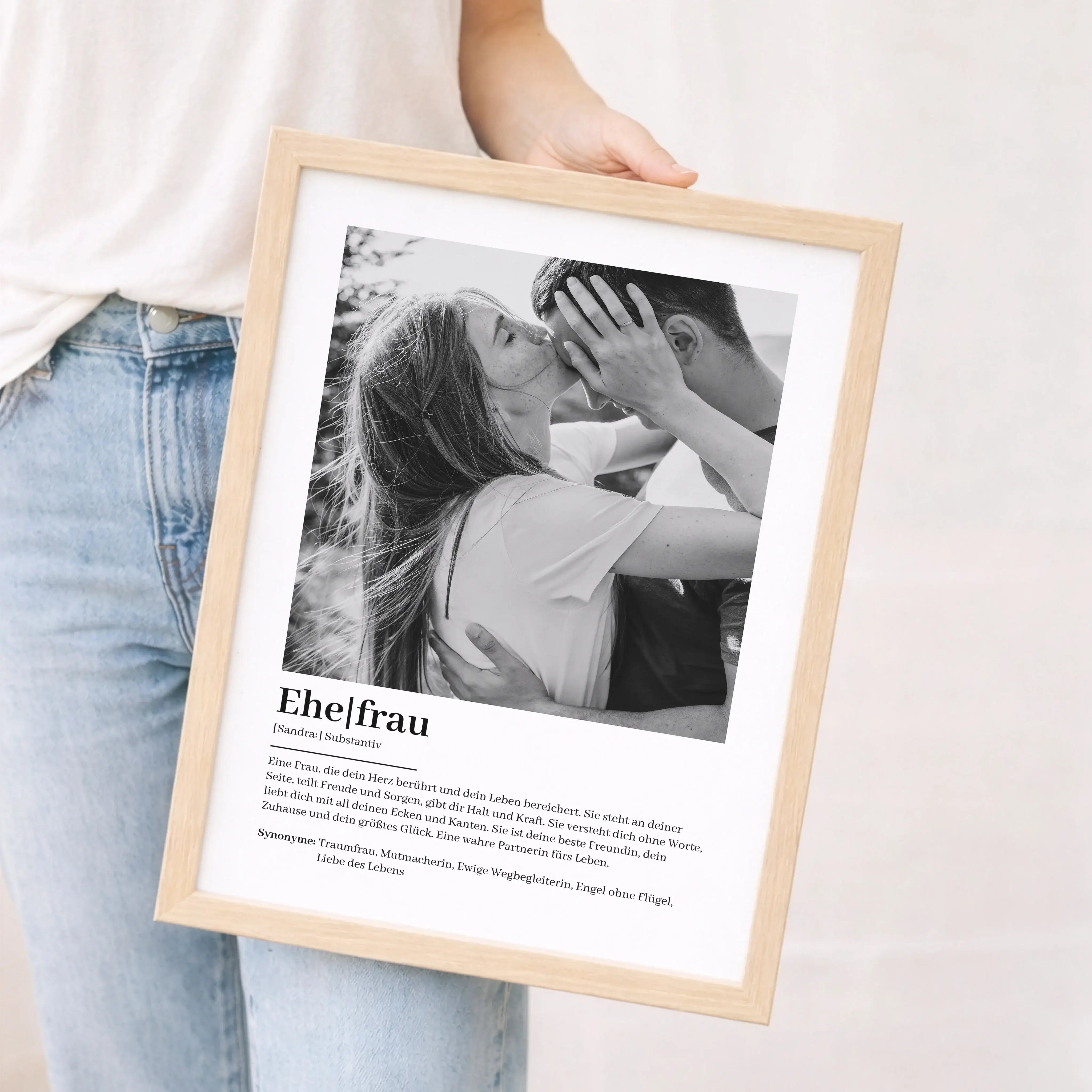 Ehefrau Definition Poster mit Foto-Personalisiertes Poster-famprints-Das Ehefrau Definition Poster mit Foto ist eine persönliche Art, deiner Frau zu zeigen, was sie dir bedeutet. Du gestaltest das Poster individuell mit einem Foto, ihrem Namen und einem T