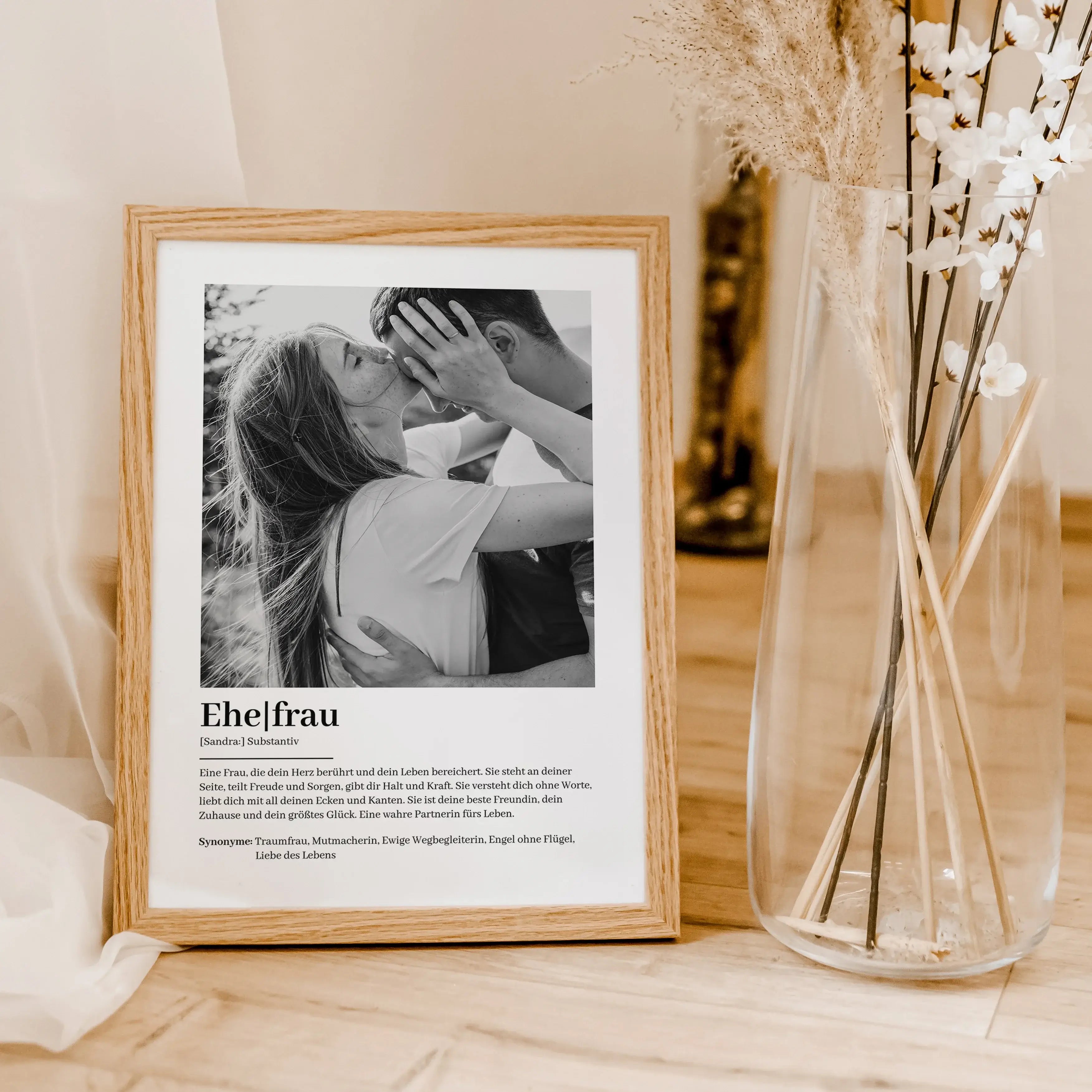 Ehefrau Definition Poster mit Foto-Personalisiertes Poster-famprints-Das Ehefrau Definition Poster mit Foto zeigt auf liebevolle und persönliche Weise, wie einzigartig deine Ehefrau ist. Dieses individuell gestaltbare Poster kannst du mit dem Namen und ei