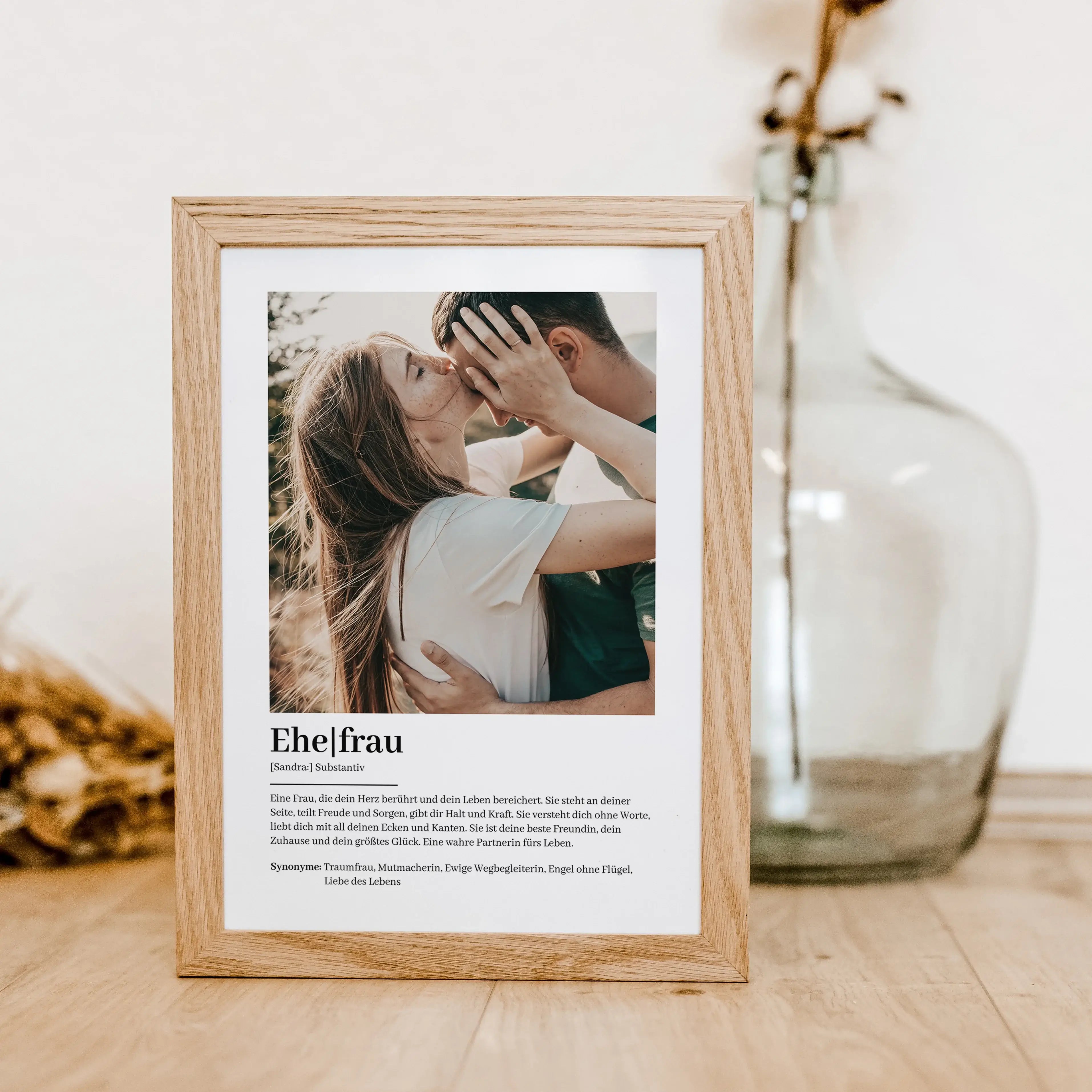 Ehefrau Definition Poster mit Foto-Personalisiertes Poster-famprints-Das Ehefrau Definition Poster mit Foto zeigt auf liebevolle und persönliche Weise, wie einzigartig deine Ehefrau ist. Dieses individuell gestaltbare Poster kannst du mit dem Namen und ei