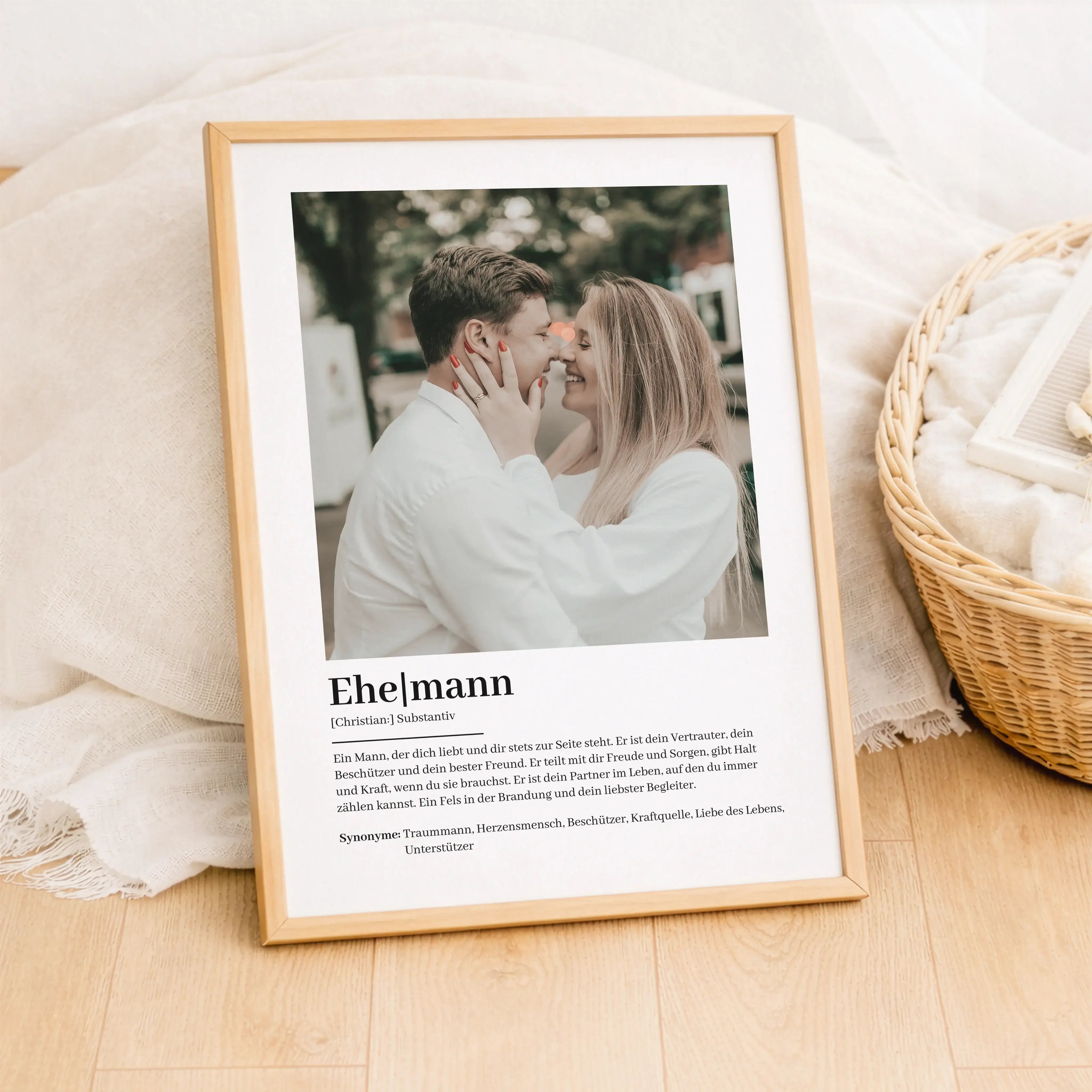 Ehemann Definition Poster mit Foto-Personalisiertes Poster-famprints-Das Ehemann Definition Poster mit Foto ist ein persönliches Geschenk, das zeigt, was euch verbindet. Du gestaltest ein individuelles Poster mit eurem Lieblingsfoto, Namen und einer liebe
