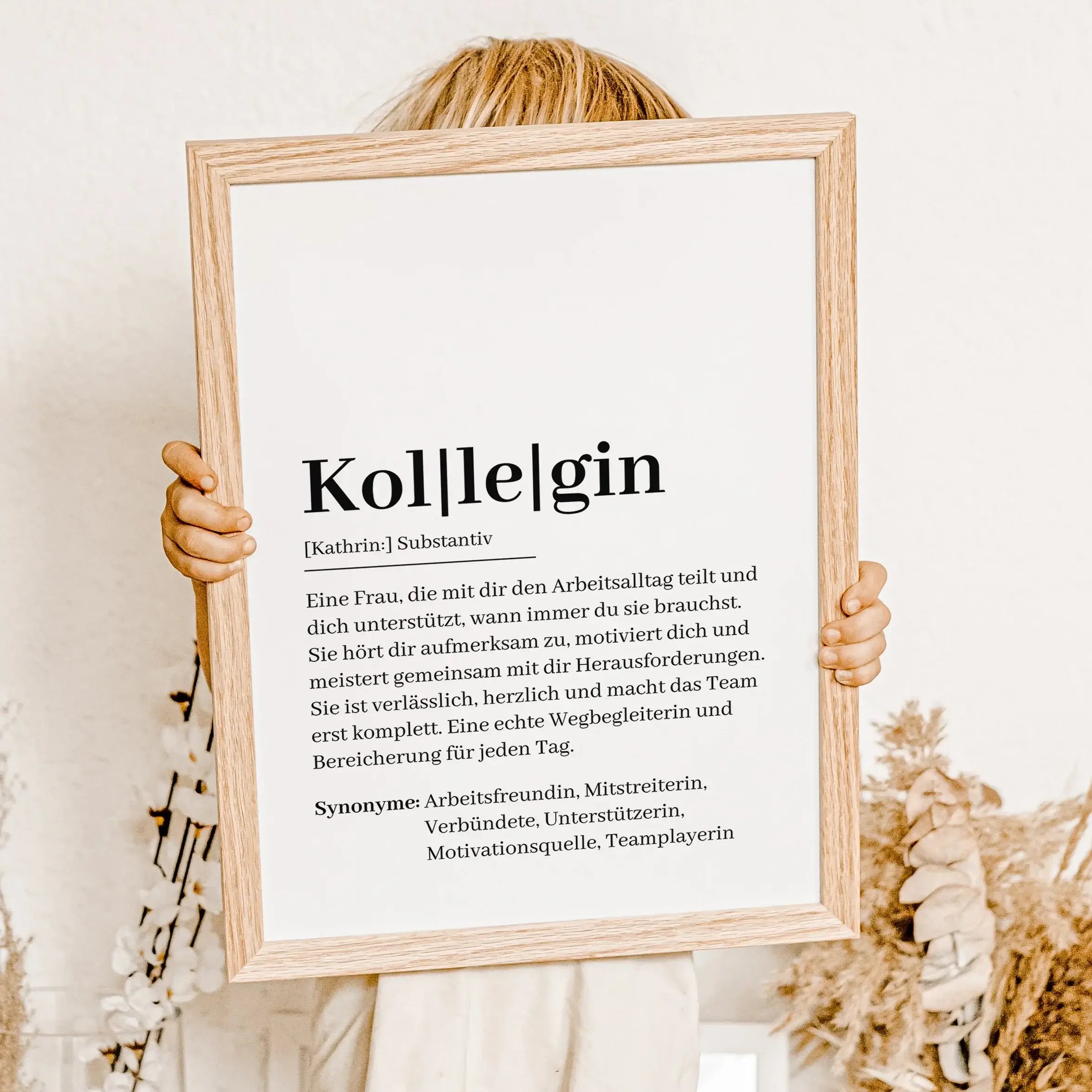 Kollegin Definition Poster-Personalisiertes Poster-famprints-Suchst du ein besonderes Geschenk für deine Kollegin? Unser Kollegin Definition Poster ist genau das Richtige! Dieses liebevoll gestaltete Poster zeigt auf charmante Weise, was eine Kollegin aus