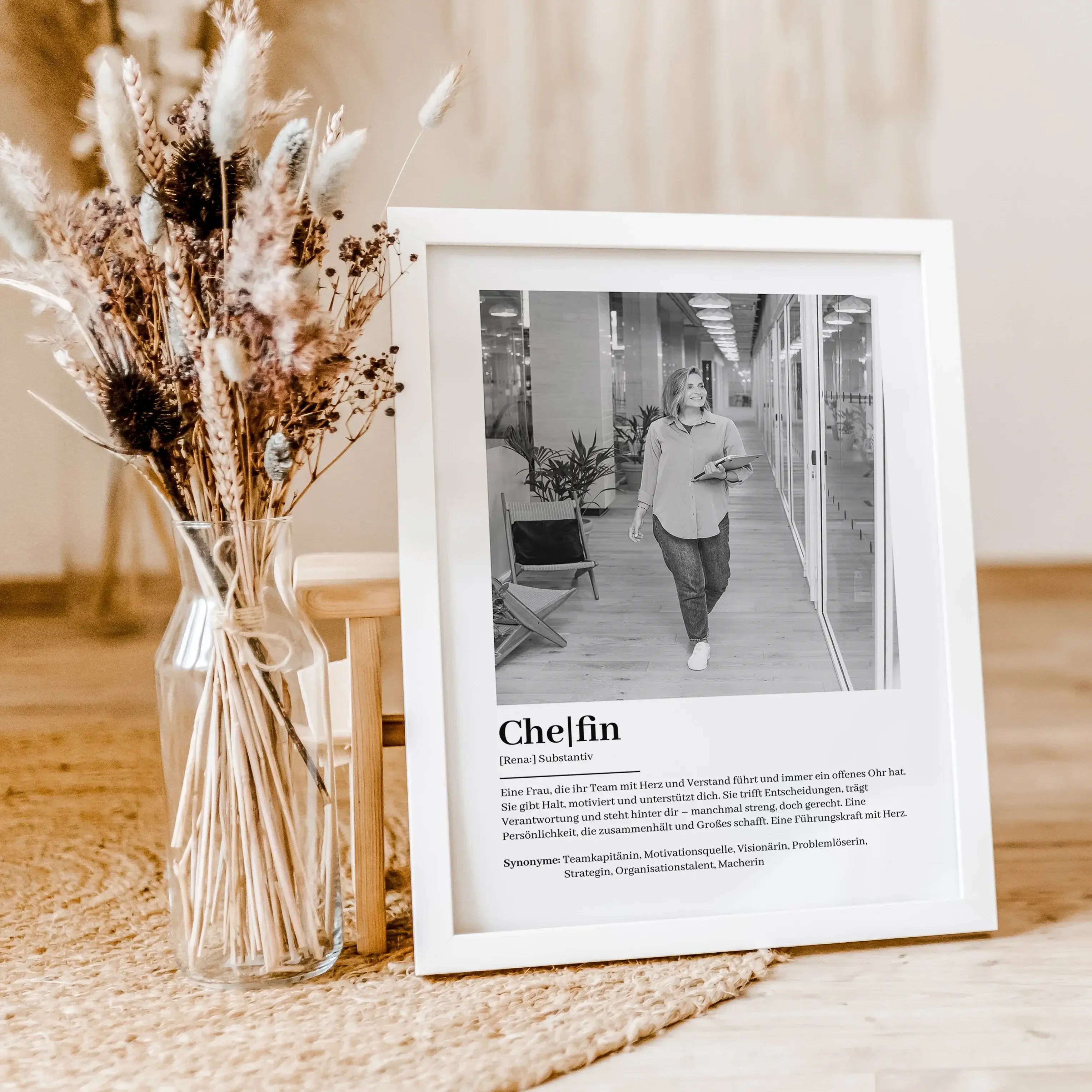 Chefin Definition Poster mit Foto-Personalisiertes Poster-famprints-Suchst du nach einem besonderen Geschenk für deine Chefin? Unser Chefin Definition Poster mit Foto ist die perfekte Wahl! Dieses liebevoll gestaltete Poster zeigt auf einzigartige Weise,