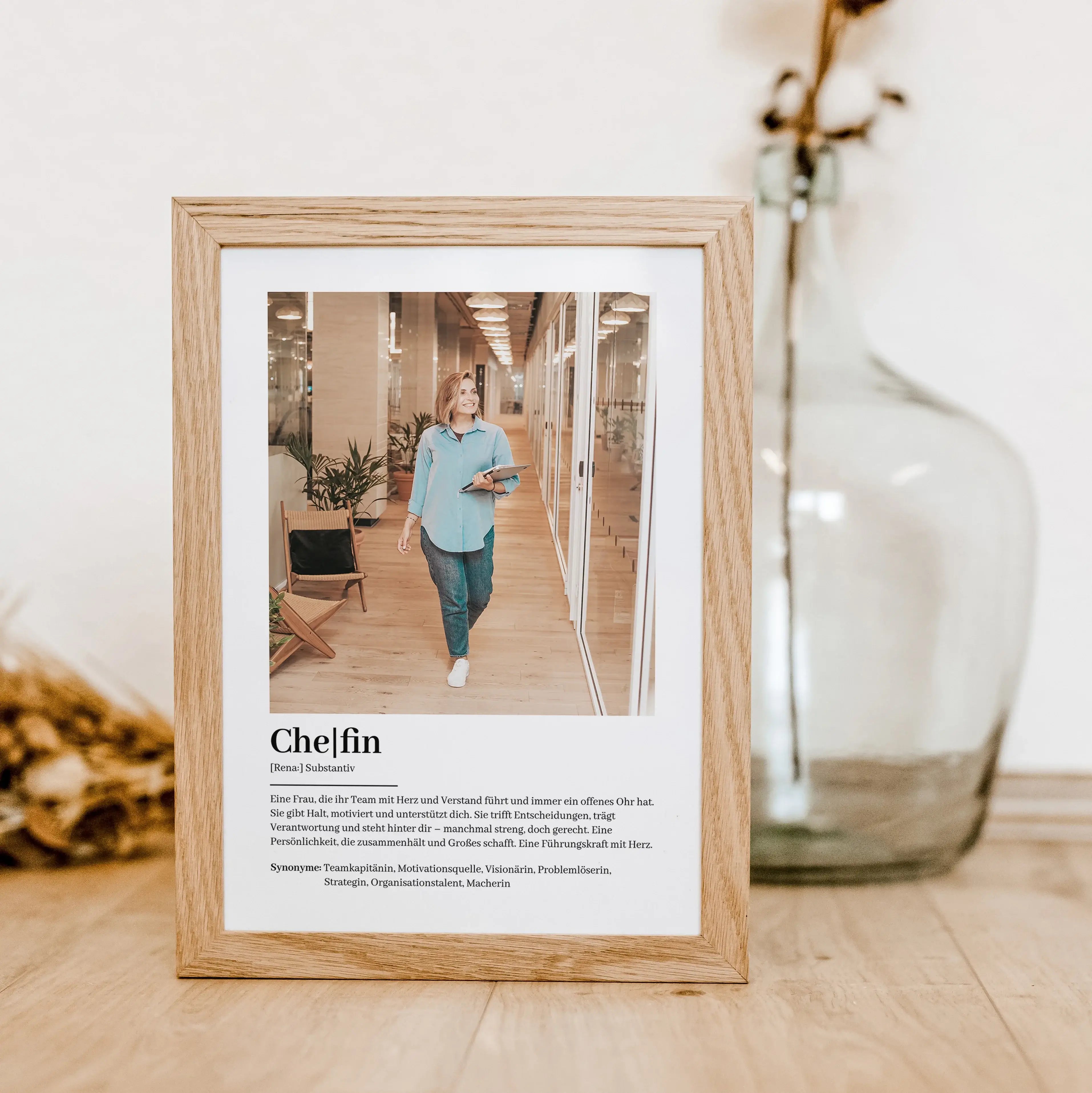 Chefin Definition Poster mit Foto-Personalisiertes Poster-famprints-Suchst du nach einem besonderen Geschenk für deine Chefin? Unser Chefin Definition Poster mit Foto ist die perfekte Wahl! Dieses liebevoll gestaltete Poster zeigt auf einzigartige Weise,