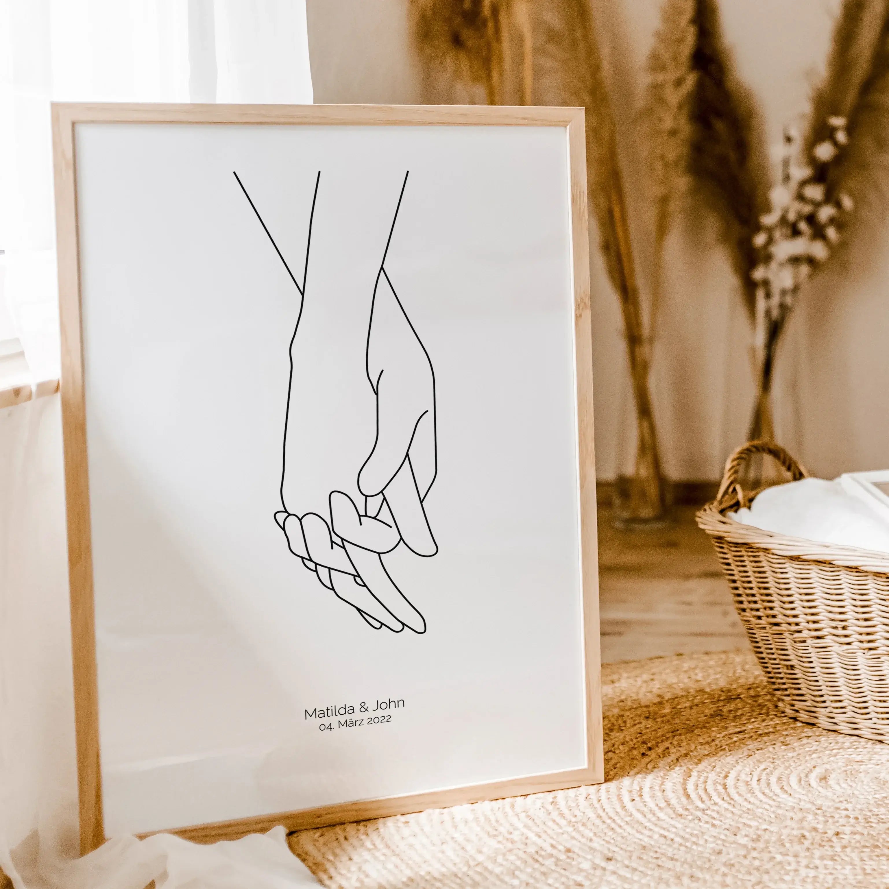 Poster 'Hände Line Art'-famprints-Personalisiertes Poster-Auf dem Poster 'Hände Line Art' in grau befindet sich die schwarze Kontur von zwei ineinandergreifenden Händen. Darunter kann das Poster mit deinem Wunschtext personalisiert werden. In unserem Beis