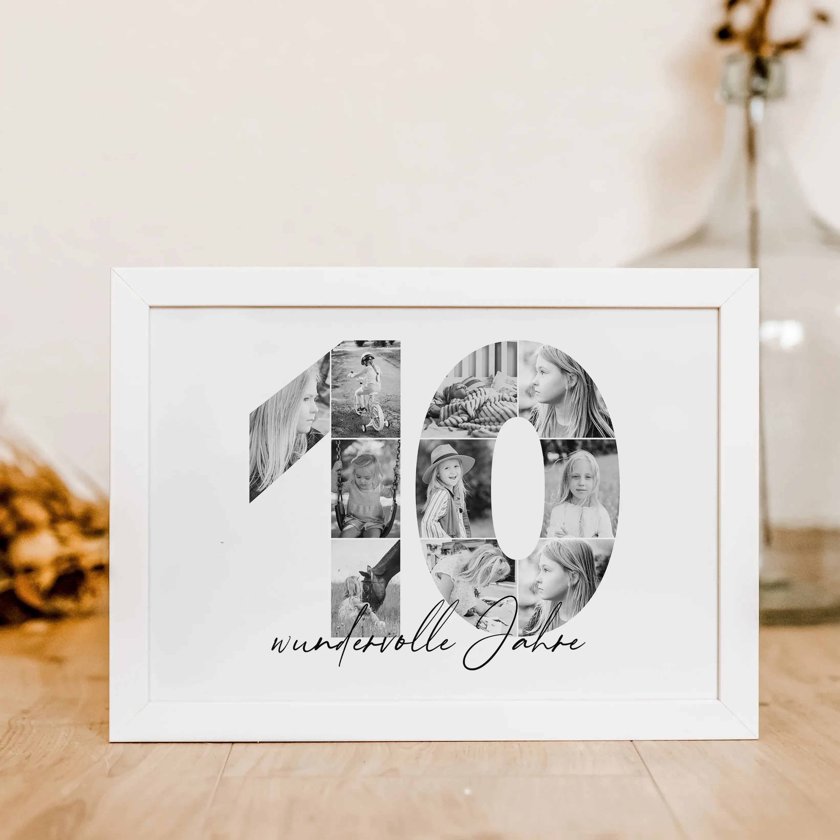 Foto Poster 10 Jahre - Personalisiertes Poster - famprints - Entdecke unser einzigartiges Foto Poster 10, das deine schönsten Erinnerungen auf besondere Weise in Szene setzt. Die große „10“ auf dem Poster kann mit deinen persönlichen Fotos hinterlegt werd