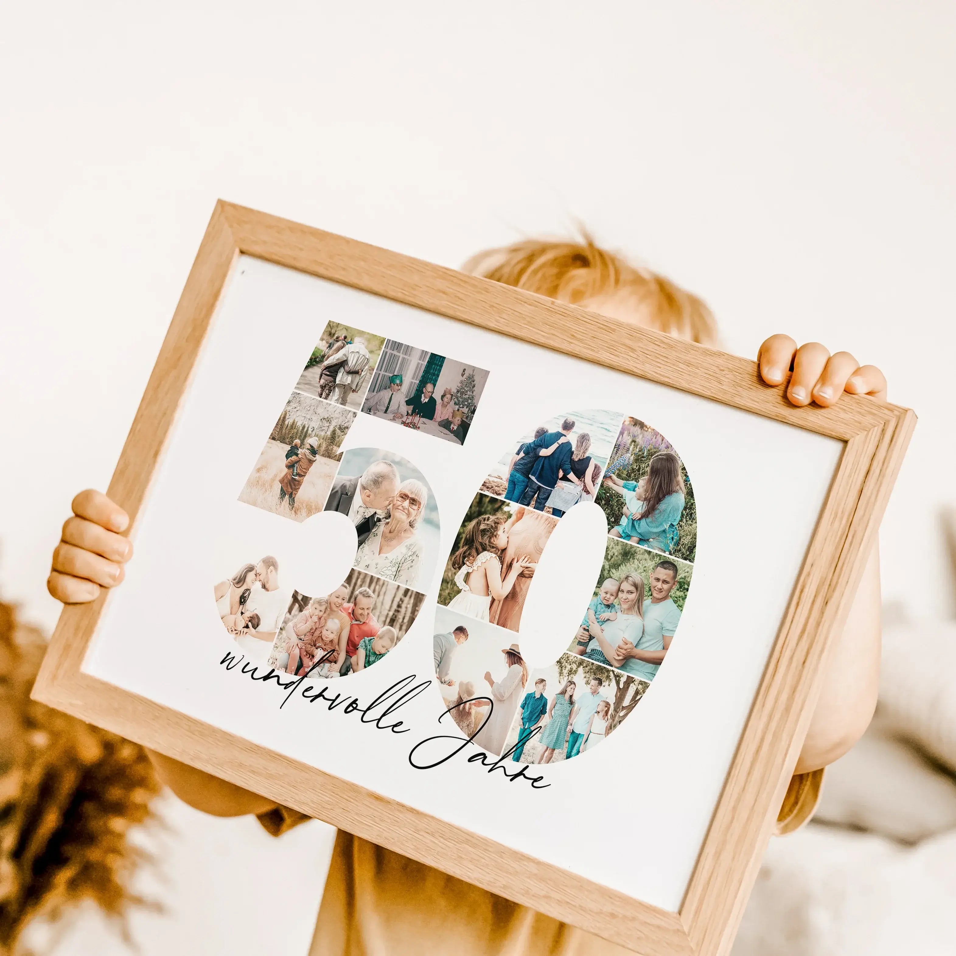 Foto Poster 50 Jahre - Personalisiertes Poster - famprints - Feiere besondere Momente mit unserem einzigartigen Foto Poster 50! Dieses hochwertige Fotoposter zeigt die Zahl 50, die du mit deinen persönlichen Fotos individuell gestalten kannst. So entsteht