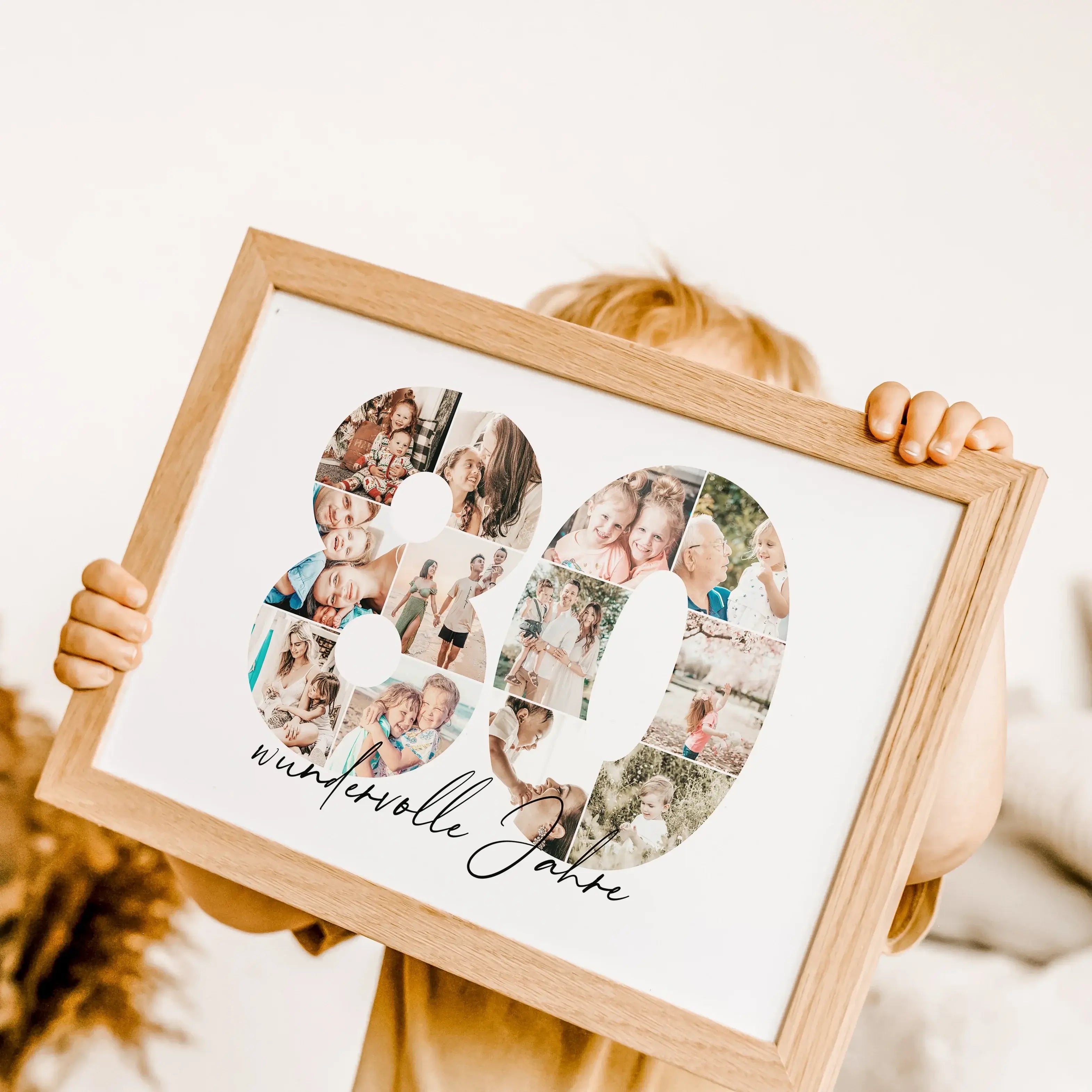 Foto Poster 80 Jahre - Personalisiertes Poster - famprints - Feiere besondere Momente mit unserem einzigartigen Foto Poster 80 – das perfekte Geschenk zum 80. Geburtstag, Hochzeitstag oder Jubiläum! Die große Zahl 80 wird individuell mit deinen persönlich