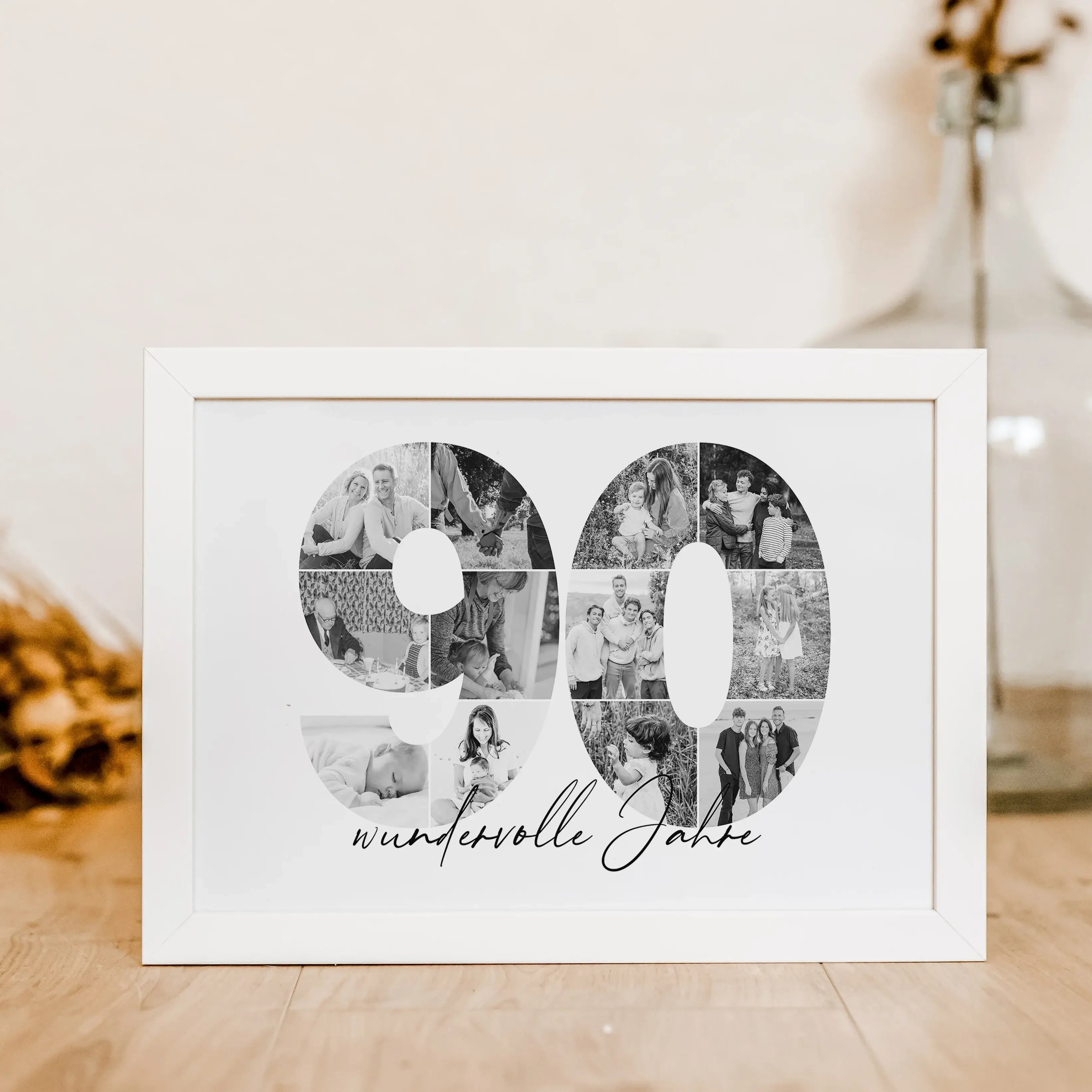Foto Poster 90 Jahre - Personalisiertes Poster - famprints - Feiere besondere Momente mit unserem einzigartigen Foto Poster 90 – das perfekte Geschenk zum 90. Geburtstag, Hochzeitstag oder Jubiläum! Die Zahl „90“ wird mit deinen persönlichen Fotos zu eine