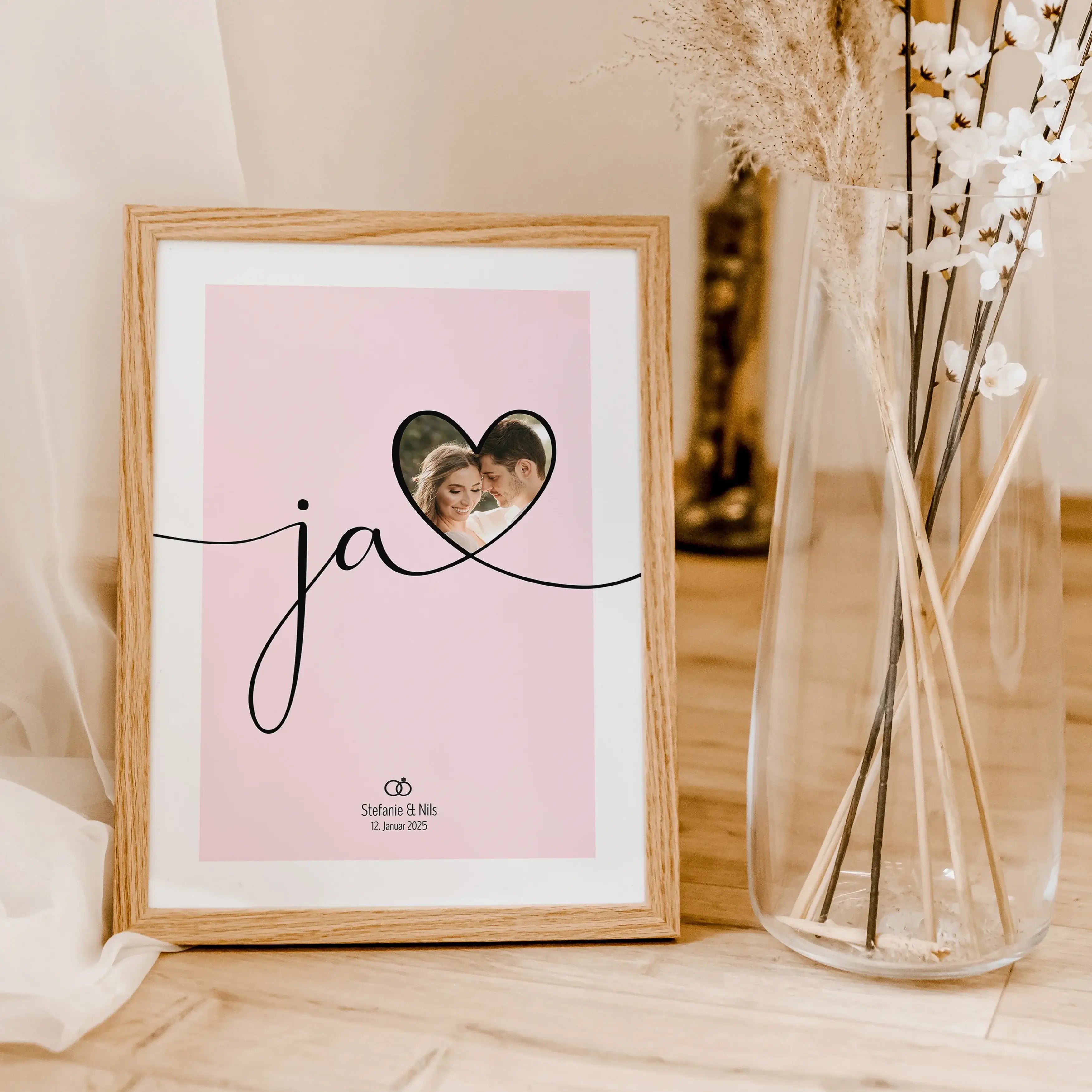 Geldgeschenk Ja Poster - Personalisiertes Poster - famprints - Suchst du nach einer kreativen und persönlichen Geschenkidee zur Hochzeit? Unser Geldgeschenk Ja Poster ist die perfekte Wahl! Das Poster zeigt den geschwungenen Schriftzug „Ja“ mit einem groß