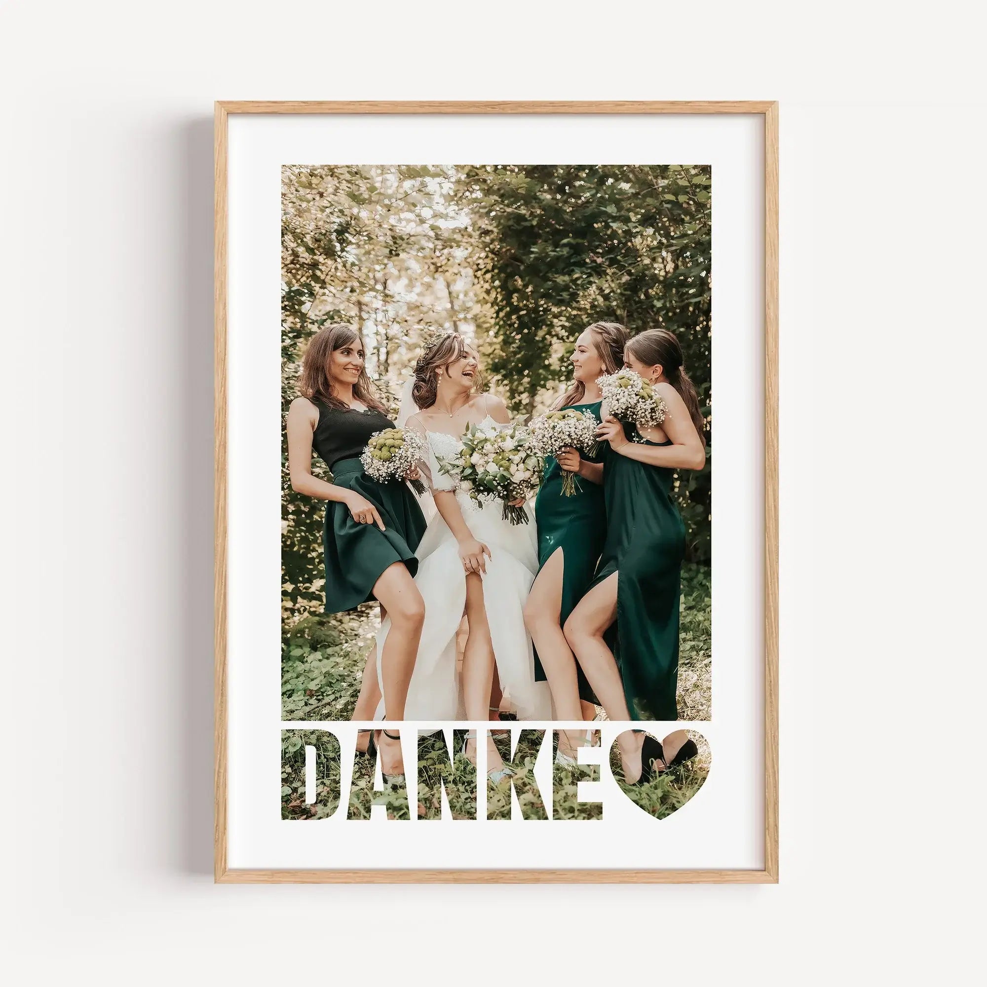 Foto Poster Danke-Personalisiertes Poster-famprints-Mit dem Foto Poster Danke von famprints sagst du auf persönliche und stilvolle Weise Danke. Dein eigenes Foto steht im Mittelpunkt und wird durch das klare DANKE Motiv mit Herz zu einer starken Botschaft